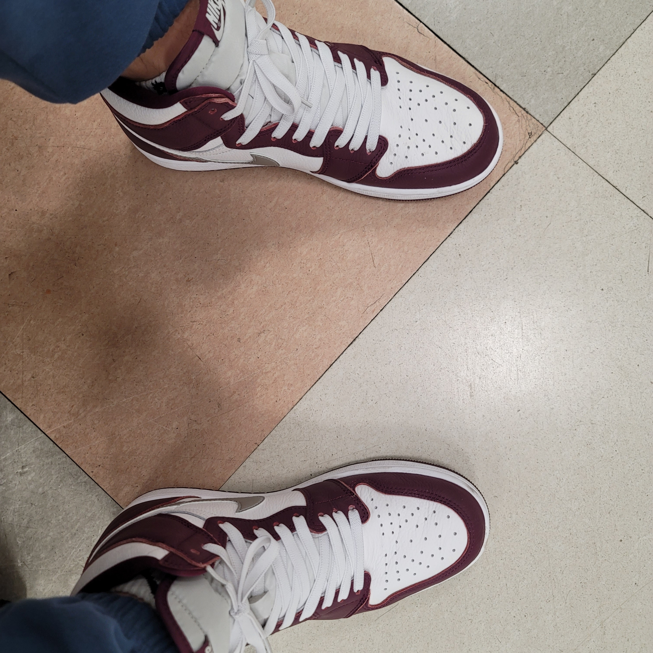 Jordan 1 Retro High OG Bordeaux 착용 스타일 - 2