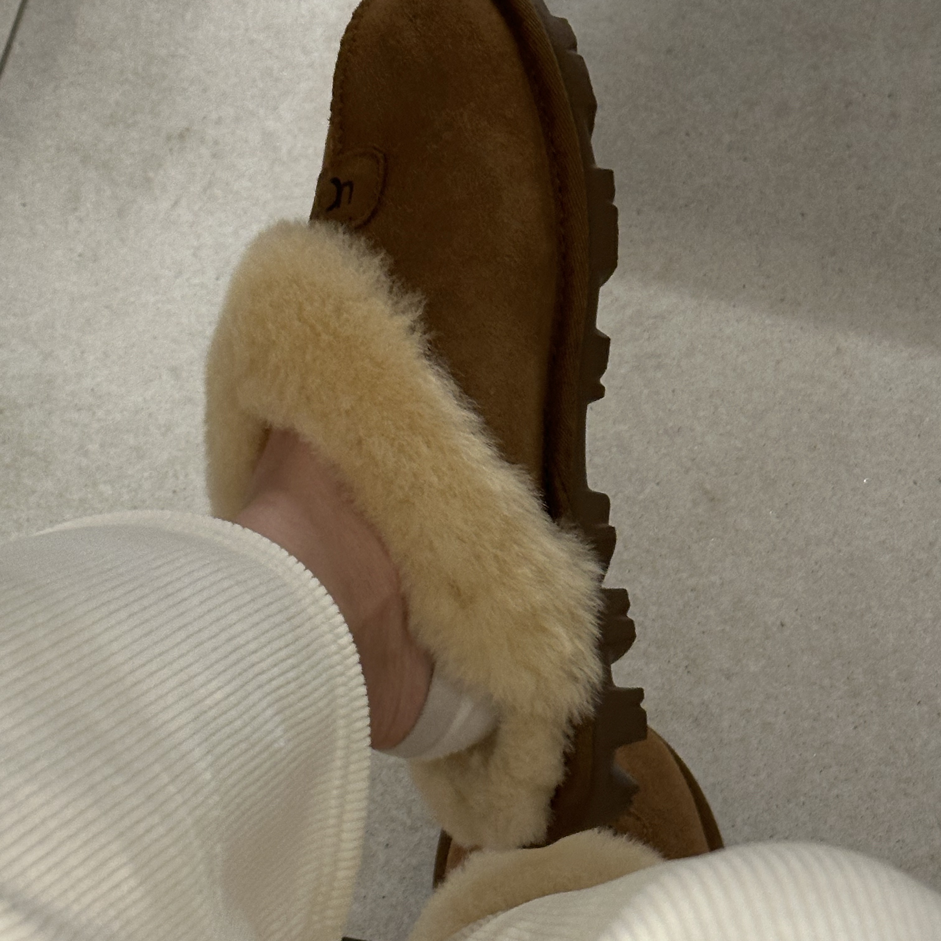 (W) UGG Coquette Slipper Chestnut 착용 스타일 - 2