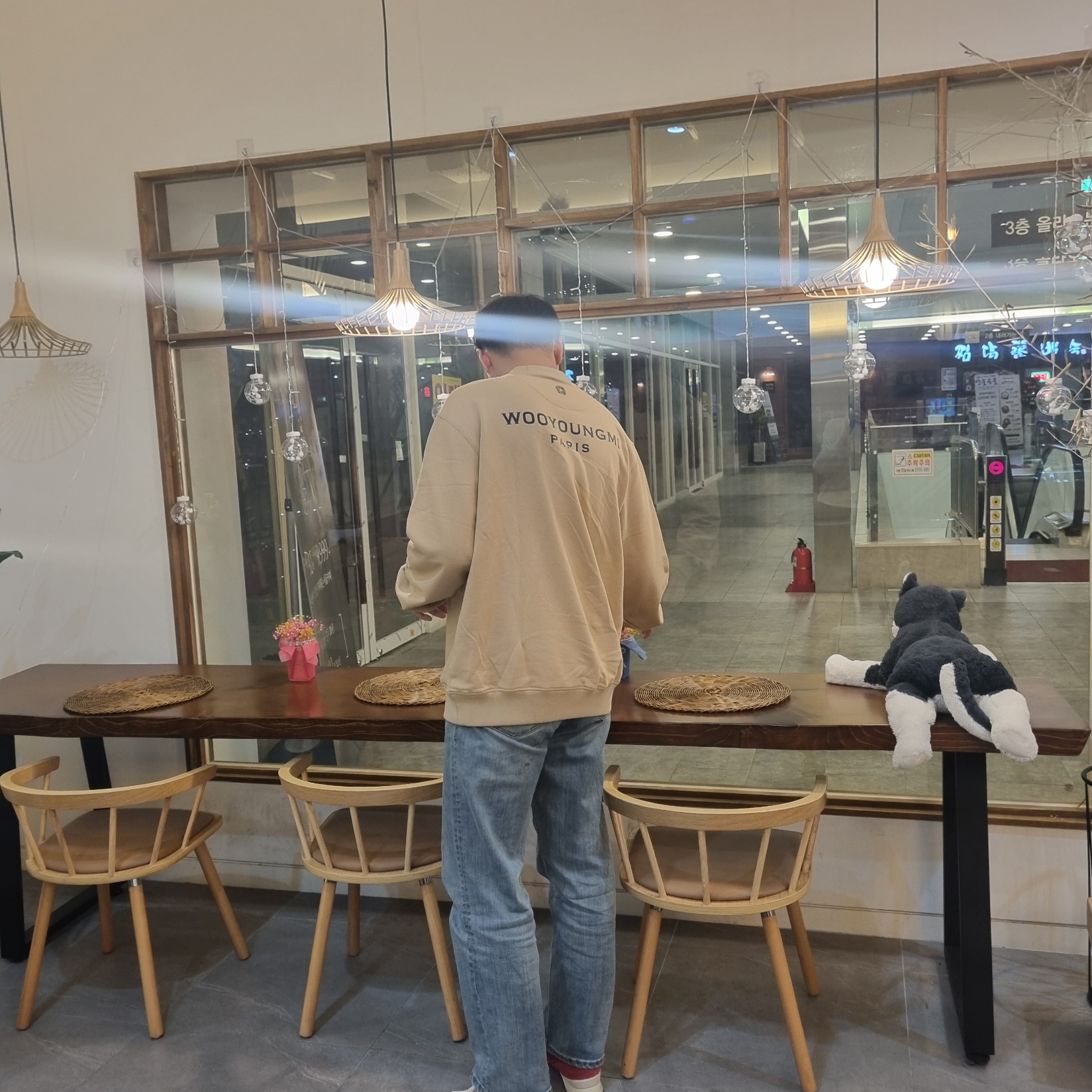 Wooyoungmi Cotton Back Logo Sweatshirt Beige - 23SS 착용 스타일 - 1
