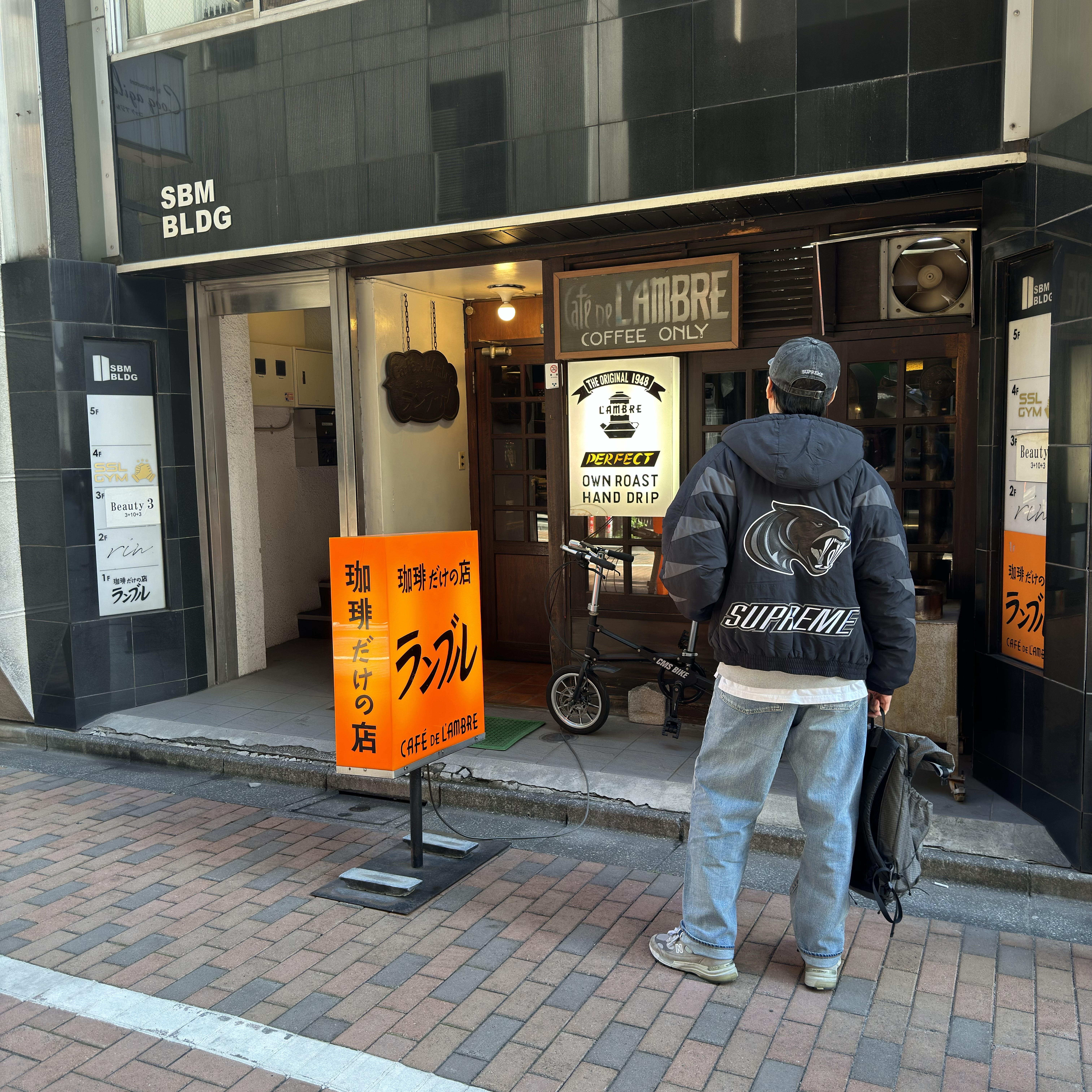 Supreme Wildcat Sideline Puffer Jacket Black - 23FW, Supreme Pigment Print S Logo 6-Panel Black - 23FW 착용 스타일