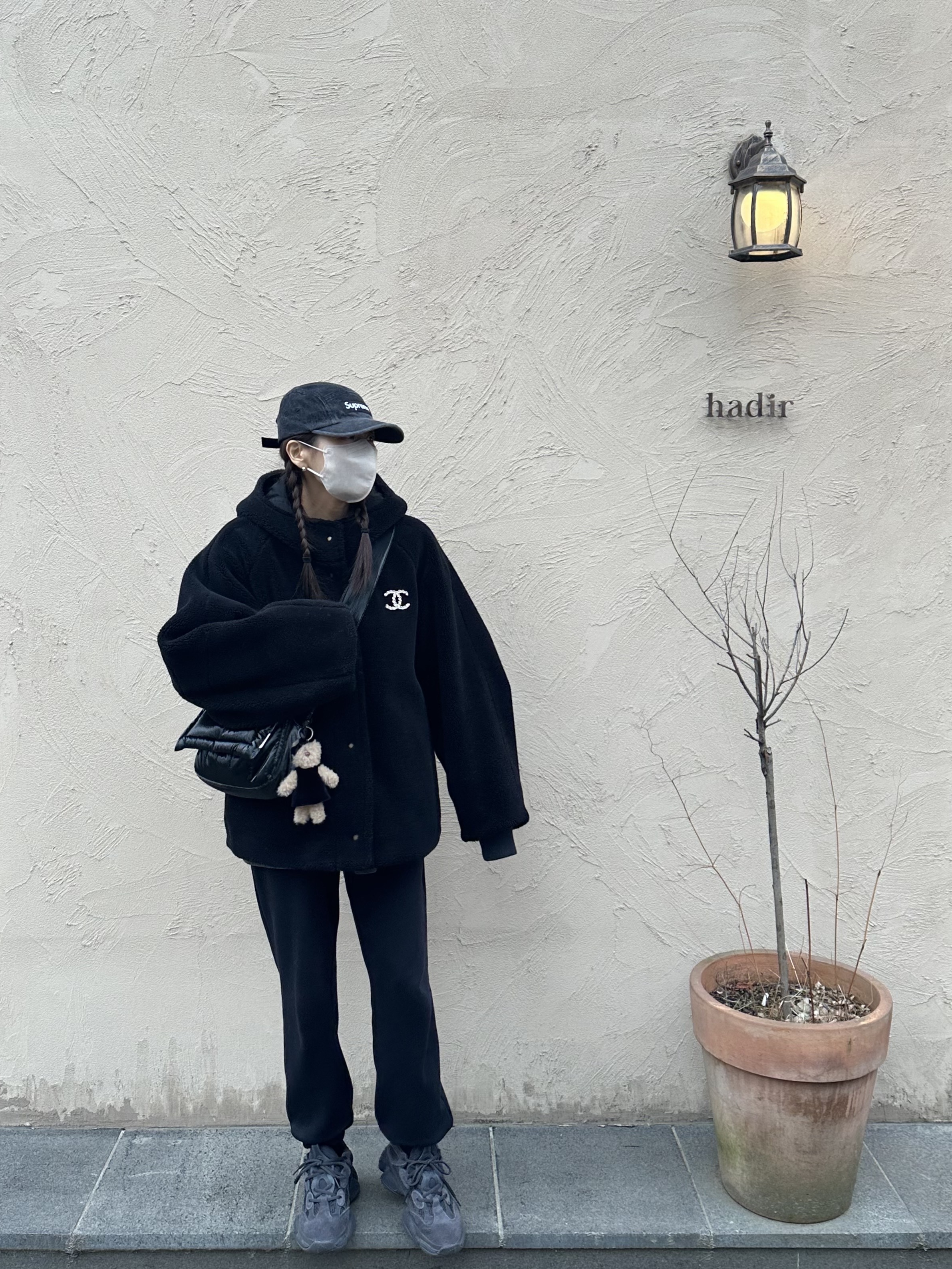 Adidas Yeezy 500 Utility Black 2022/2023, Supreme Denim Camp Cap Black - 24SS 착용 스타일 - 1
