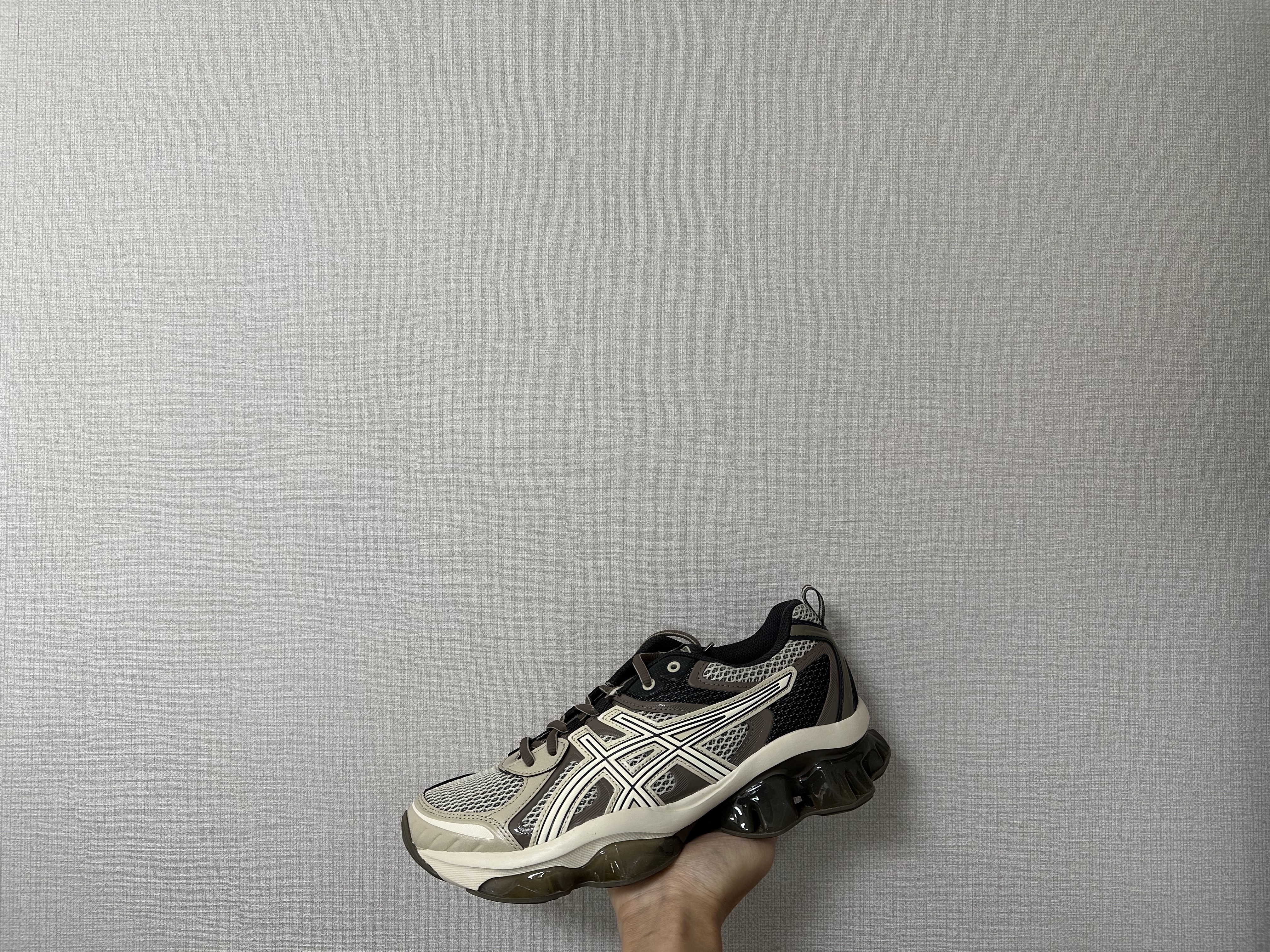 Asics Gel-Quantum Kinetic Birch Dark Taupe, Asics Gel-Quantum Kinetic Carbon Pure Gold 착용 스타일 - 2