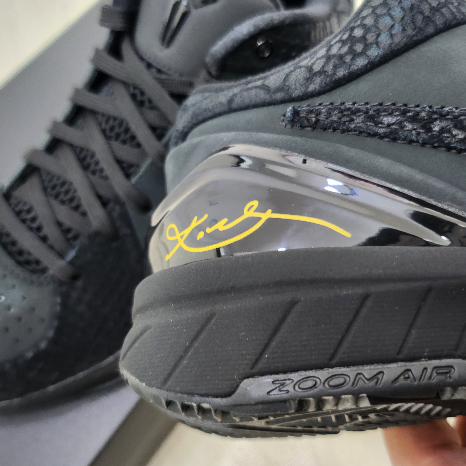 Nike Kobe 4 Protro Black University Gold 착용 스타일 - 3