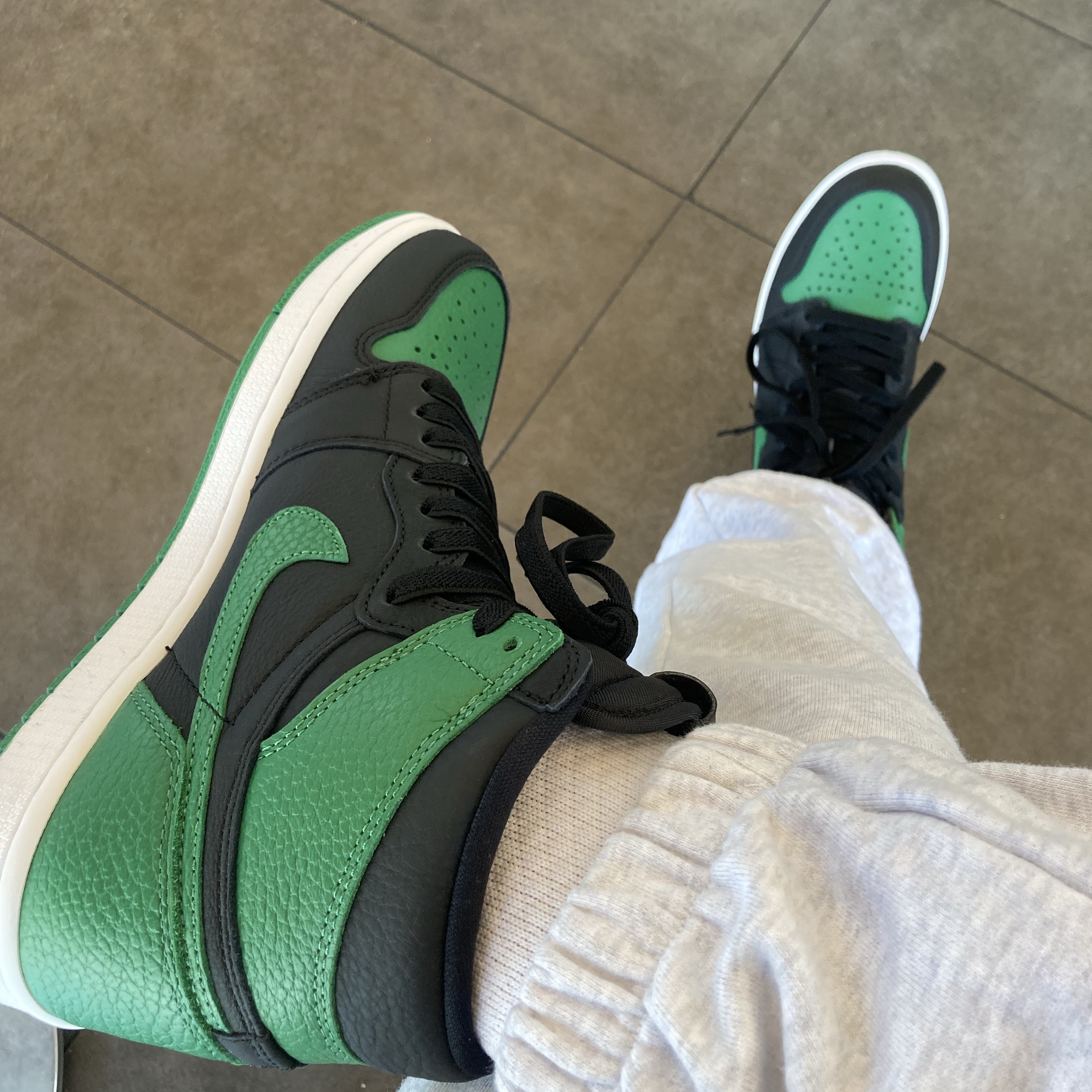 Jordan 1 Retro High OG Pine Green Black 착용 스타일