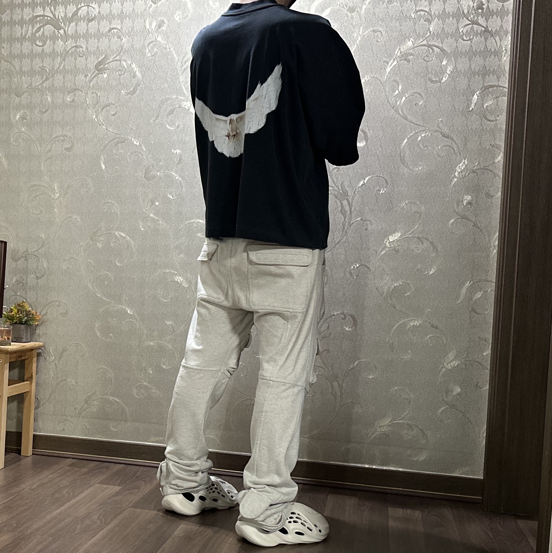 Yeezy Gap Engineered By Balenciaga Dove No Seam T-Shirt Black, Yeezy Gap Engineered By Balenciaga Dove No Seam T-Shirt White 착용 스타일 - 2