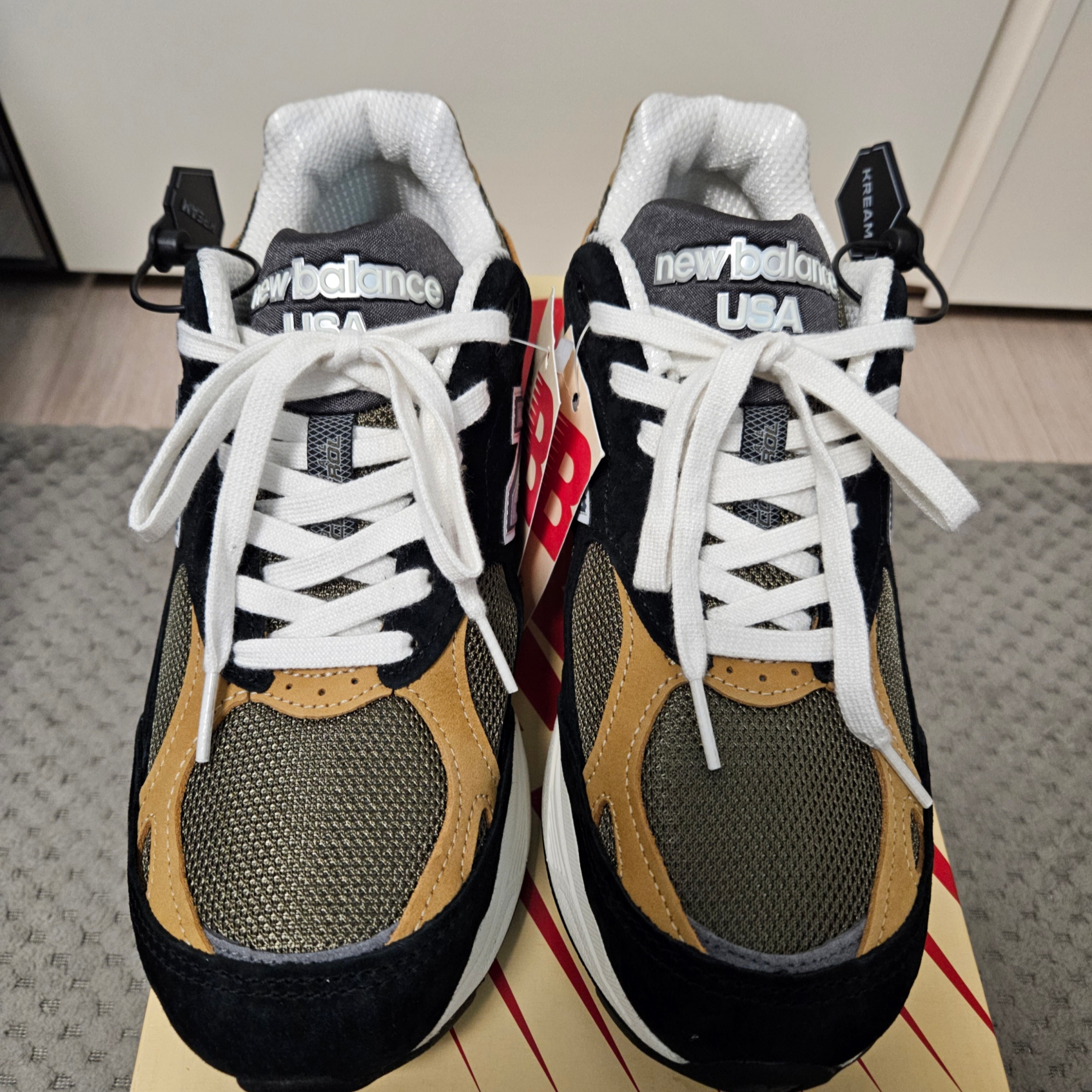 New Balance 990v3 Made in USA Black Tan 착용 스타일 - 1
