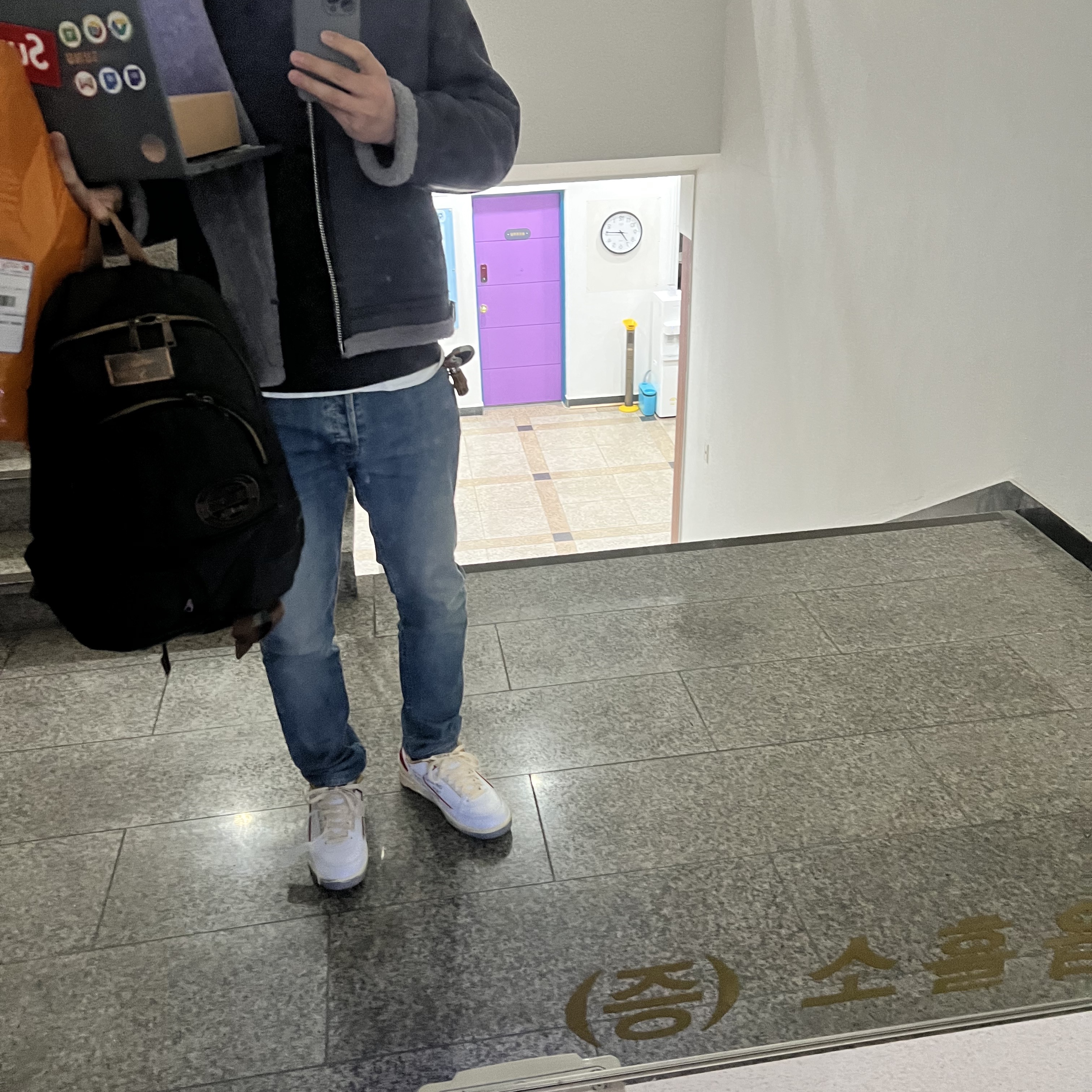 Jordan 2 x Off-White Retro Low SP White and Varsity Red 착용 스타일