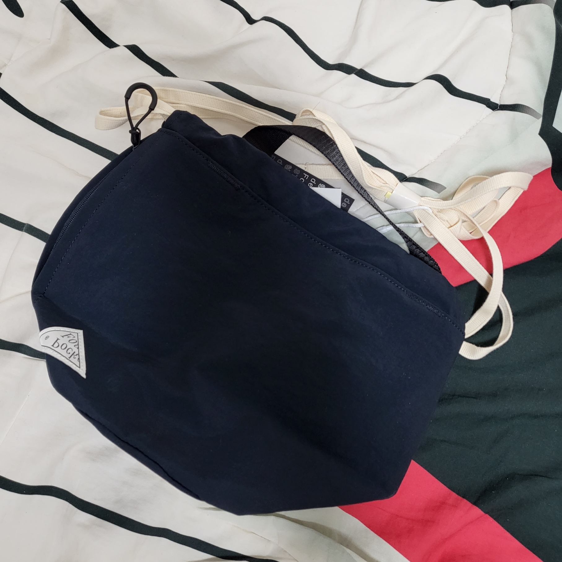 Found Pocket Lamp Bag Navy 착용 스타일