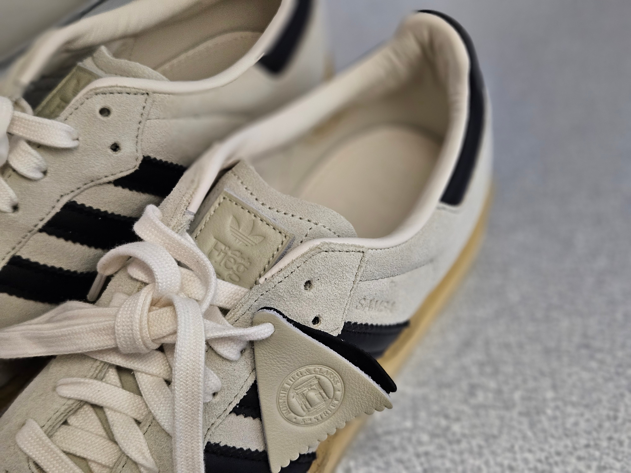 Adidas x Clarks x Ronnie Fieg 8th Street Samba Chalk White Core Black 착용 스타일 - 2