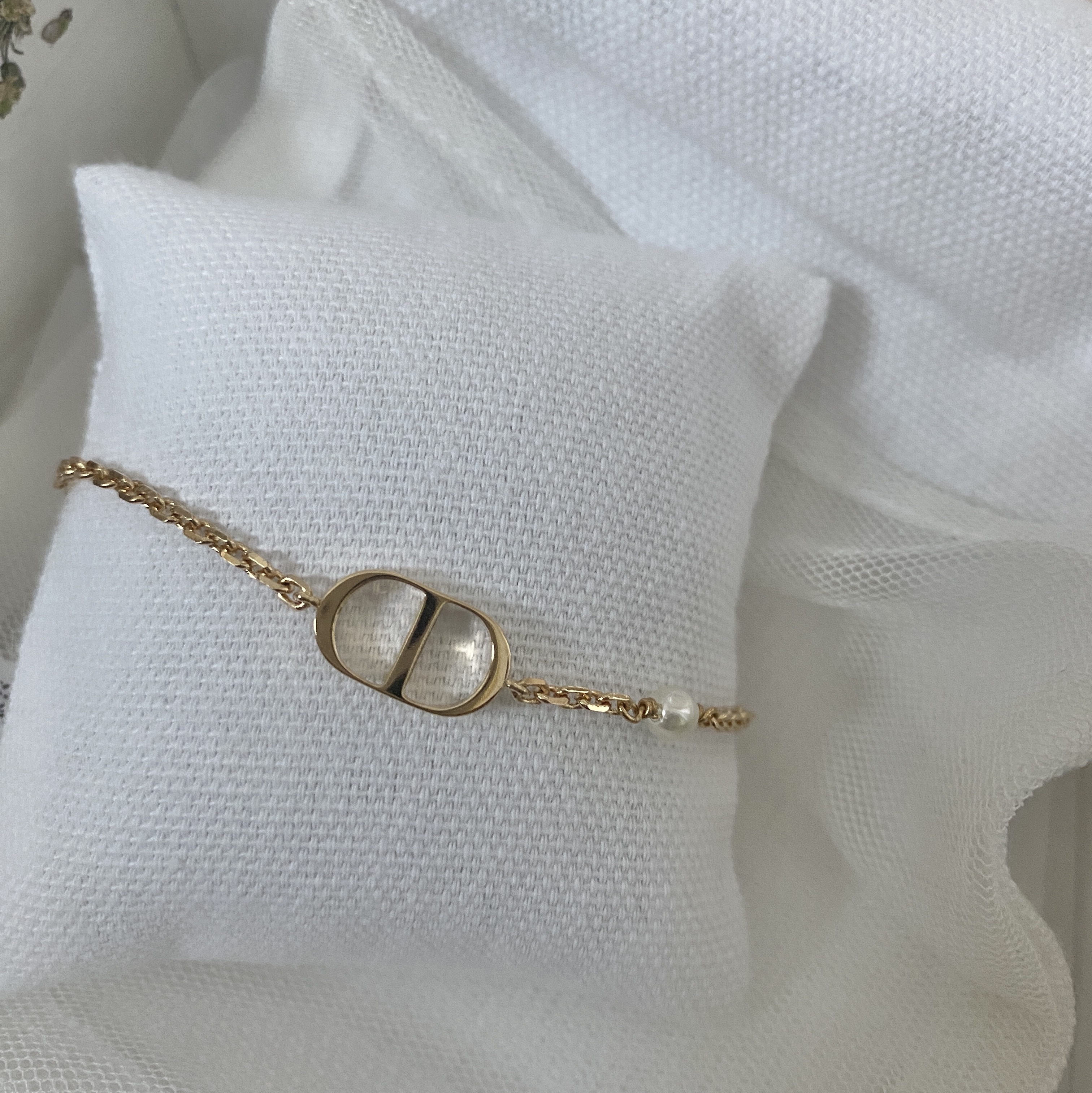 (W) Dior Petit CD Bracelet Gold Finish Metal & White Resin Pearl 착용 스타일