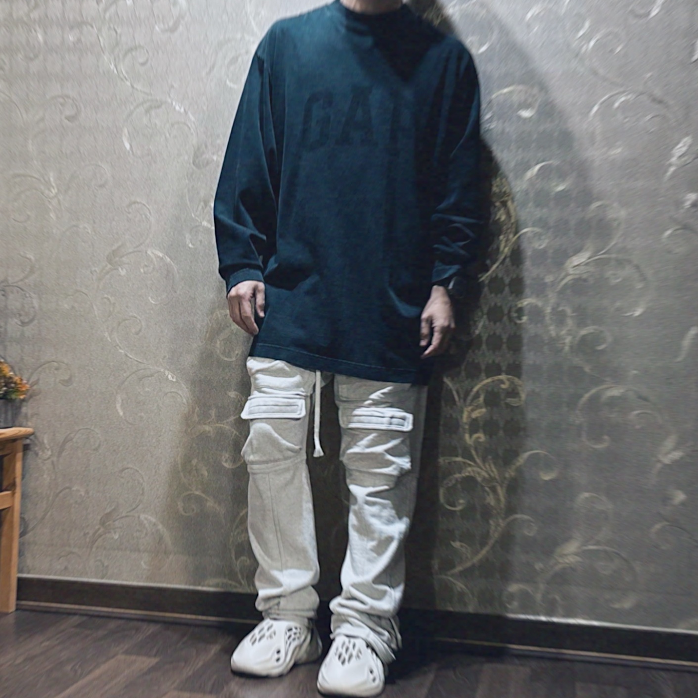 Yeezy Gap Engineered By Balenciaga Dove Long Sleeve T-Shirt Black, Yeezy Gap Engineered By Balenciaga Dove Long Sleeve T-Shirt White 착용 스타일 - 1