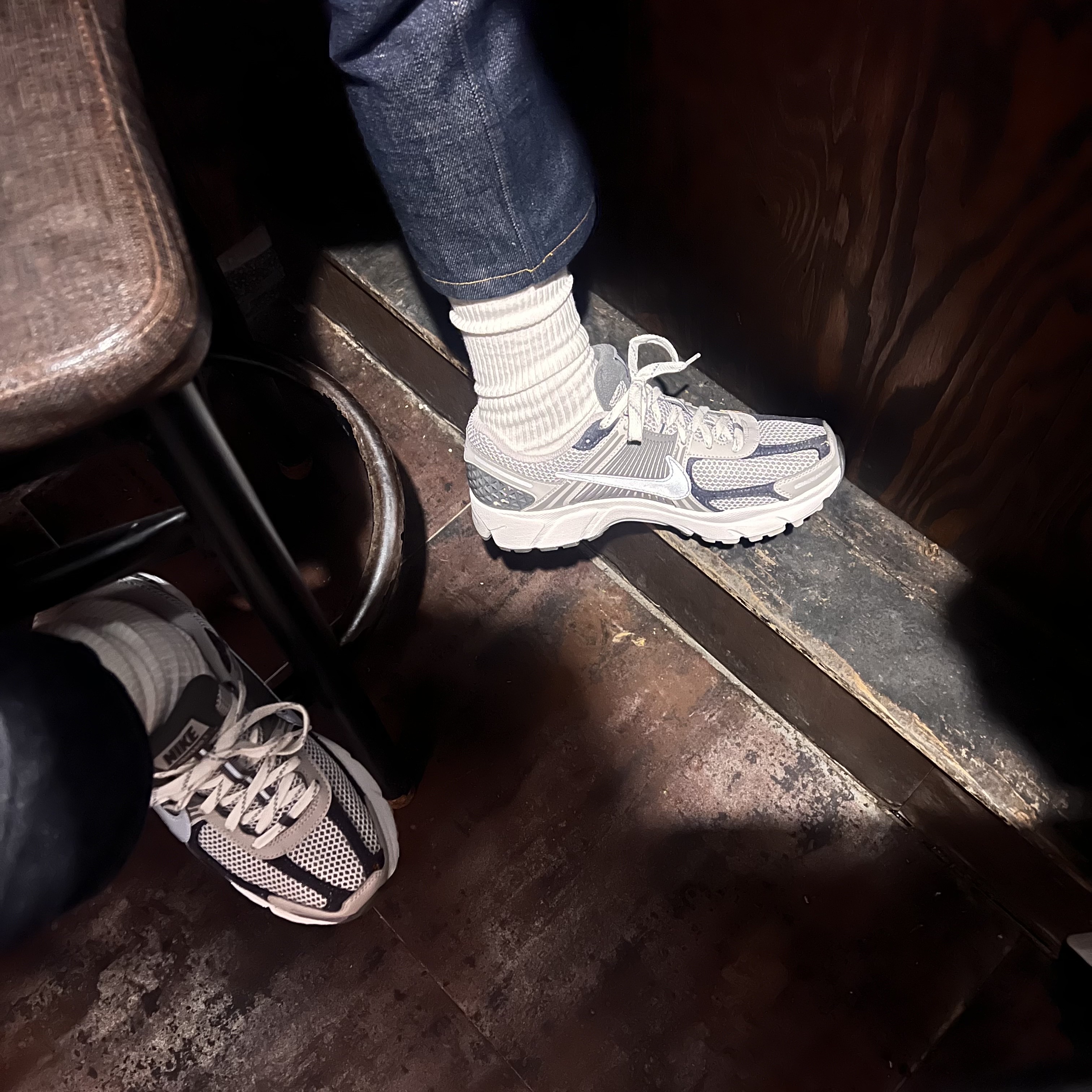 Nike Zoom Vomero 5 PRM Light Iron Ore and Flat Fewter 착용 스타일
