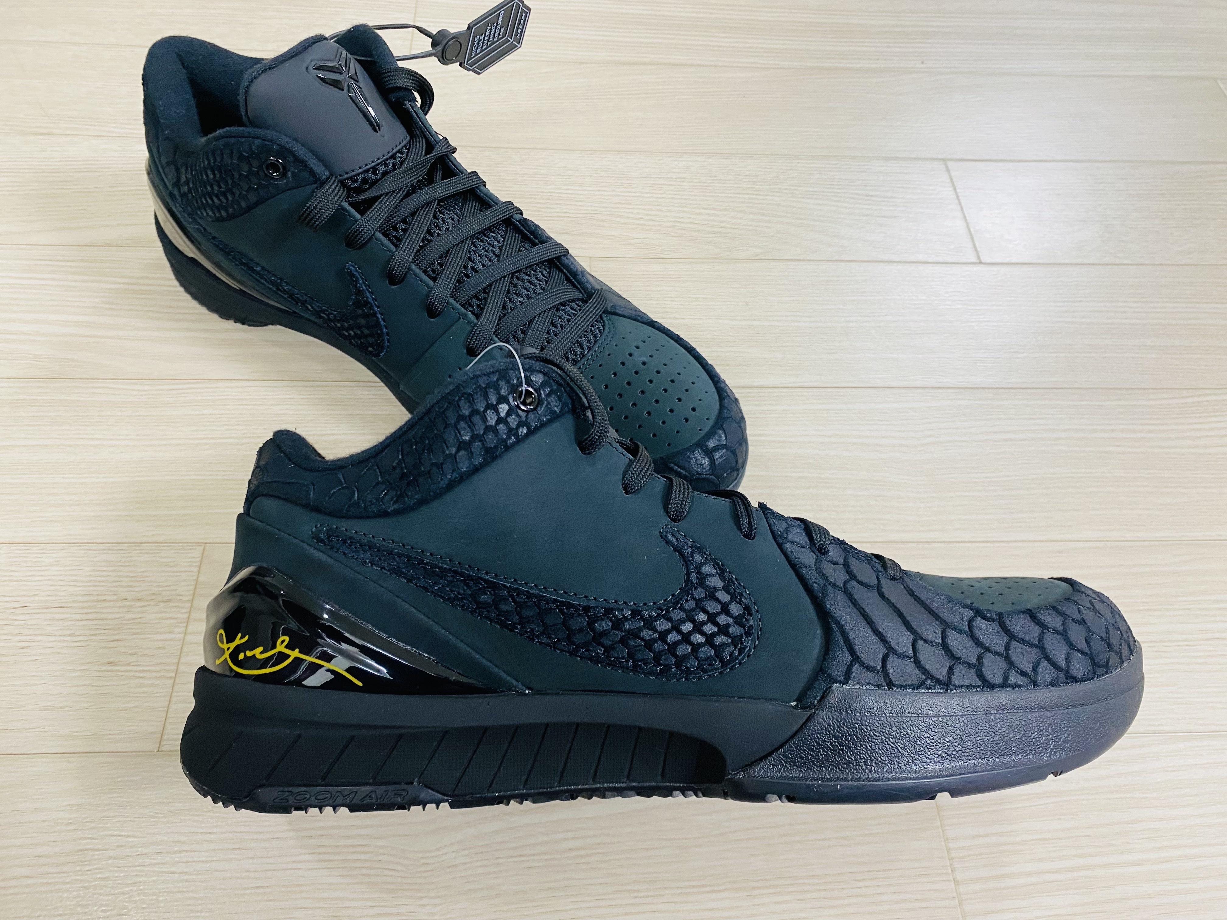 Nike Kobe 4 Protro Black University Gold 착용 스타일 - 2