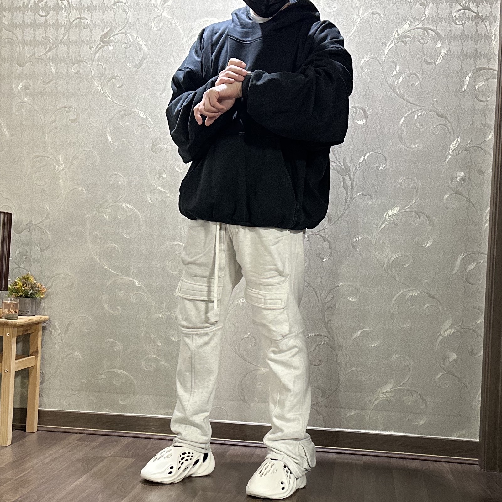 Yeezy Gap Engineered By Balenciaga Dove Hoodie Washed Black, Yeezy Gap Engineered By Balenciaga Dove Hoodie Black 착용 스타일 - 3