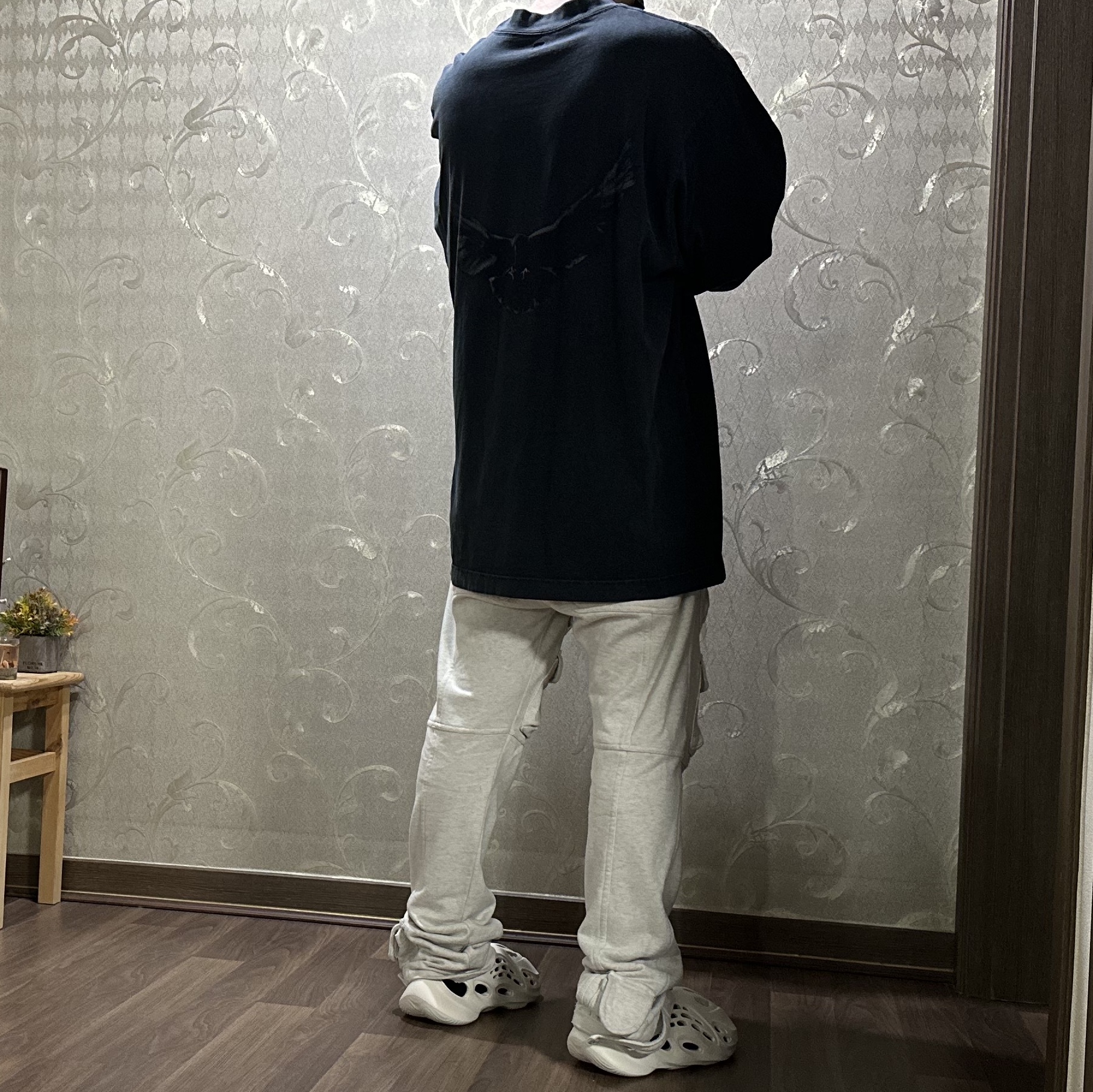 Yeezy Gap Engineered By Balenciaga Dove Long Sleeve T-Shirt Black, Yeezy Gap Engineered By Balenciaga Dove Long Sleeve T-Shirt White 착용 스타일 - 2