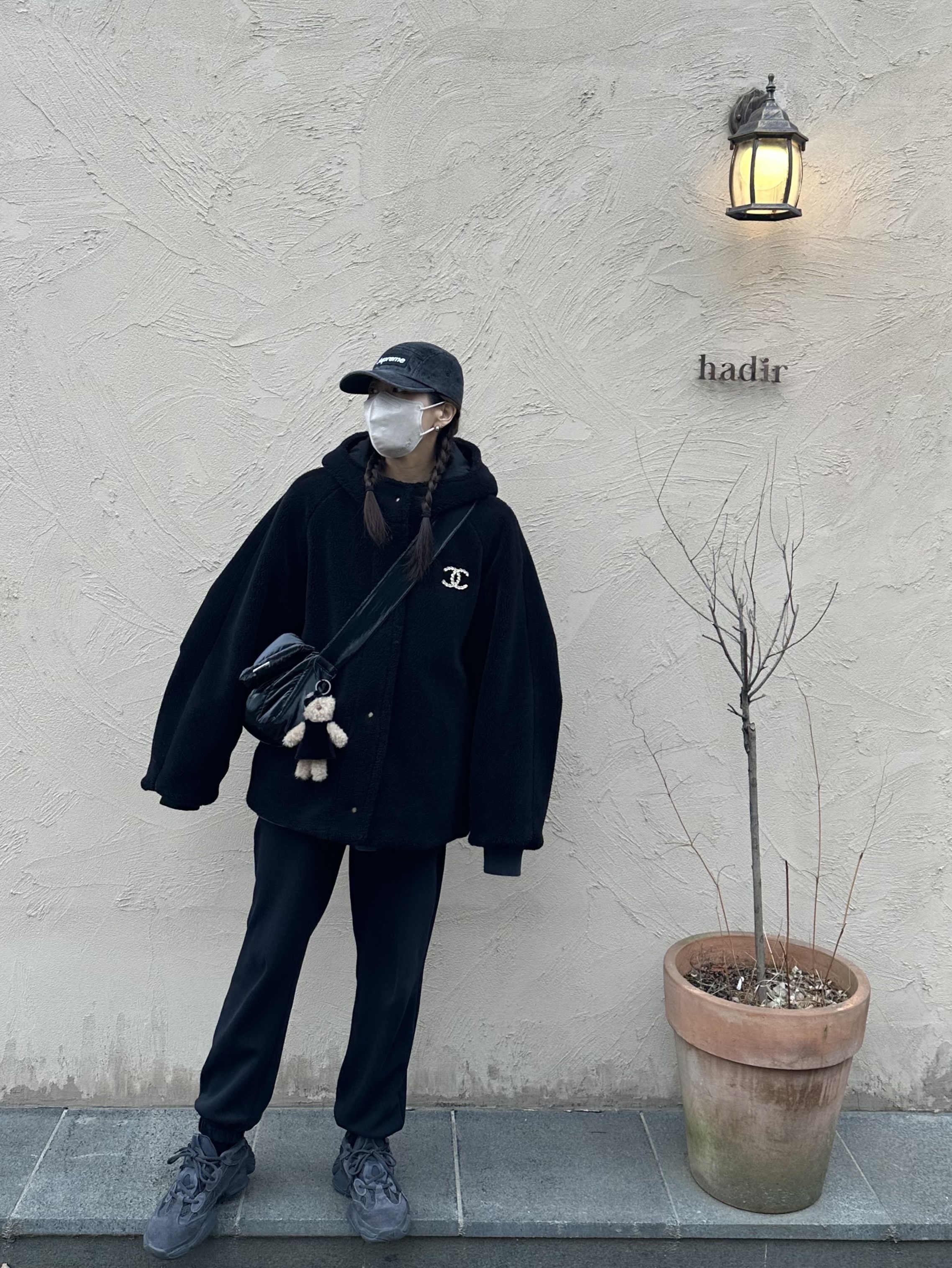 Adidas Yeezy 500 Utility Black 2022/2023, Supreme Denim Camp Cap Black - 24SS 착용 스타일 - 2