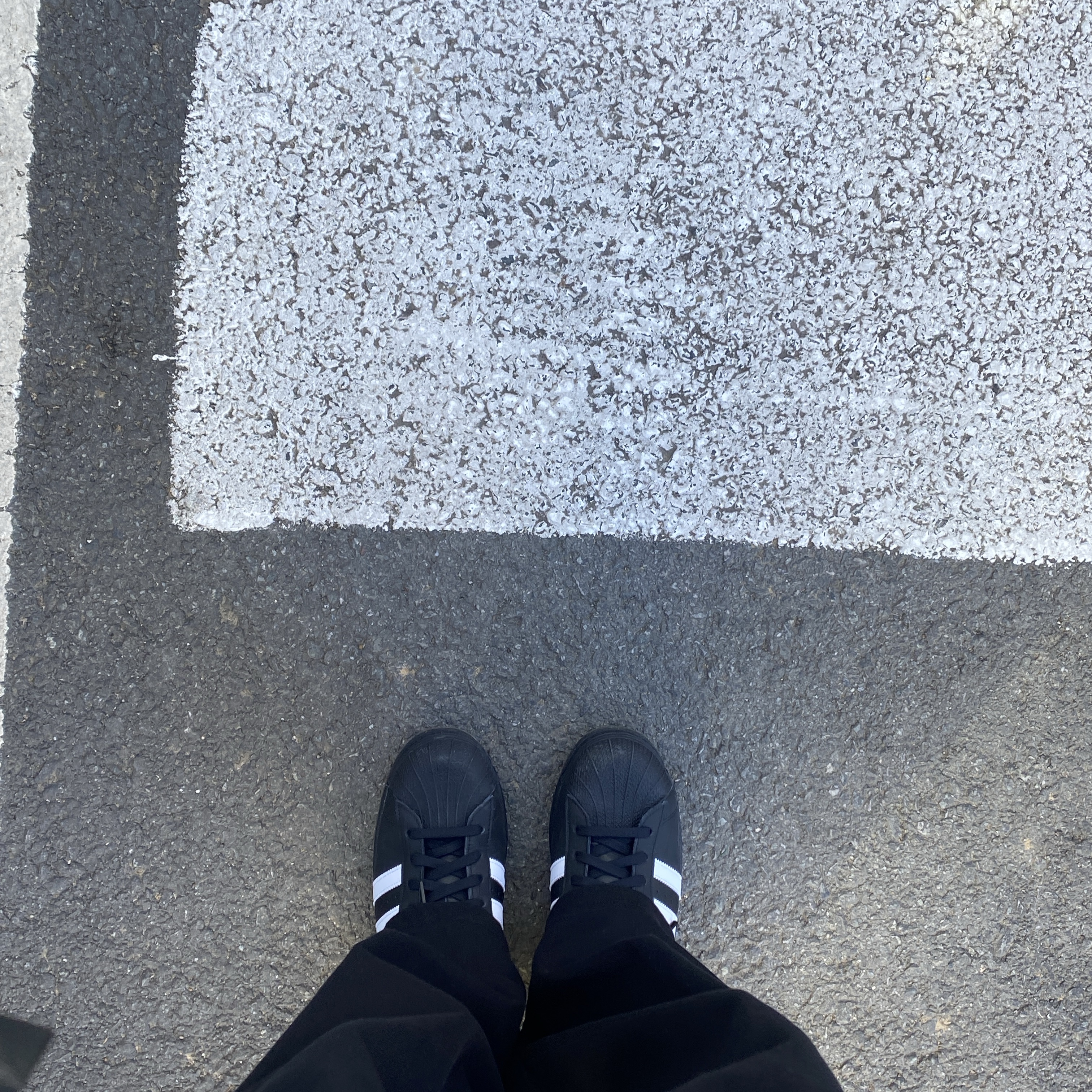 Adidas Superstar Core Black White 착용 스타일