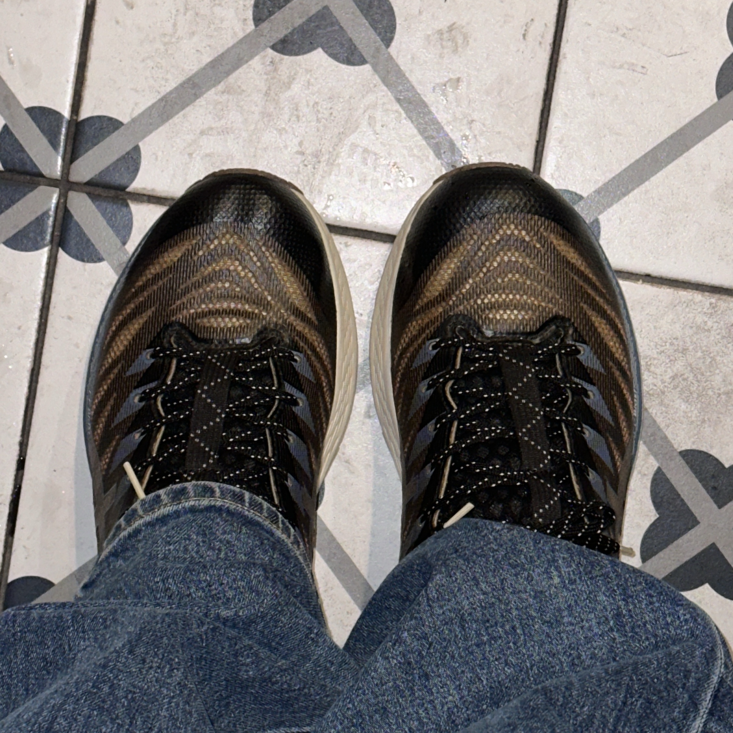 (W) Asics FN3-S Gel-Kayano 28 Anthracite Antique Gold 착용 스타일