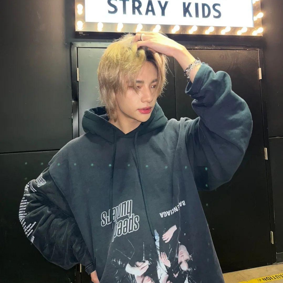 Balenciaga Oversized Speed Hunter Upside Down Hoodie Black 착용 스타일 - 1