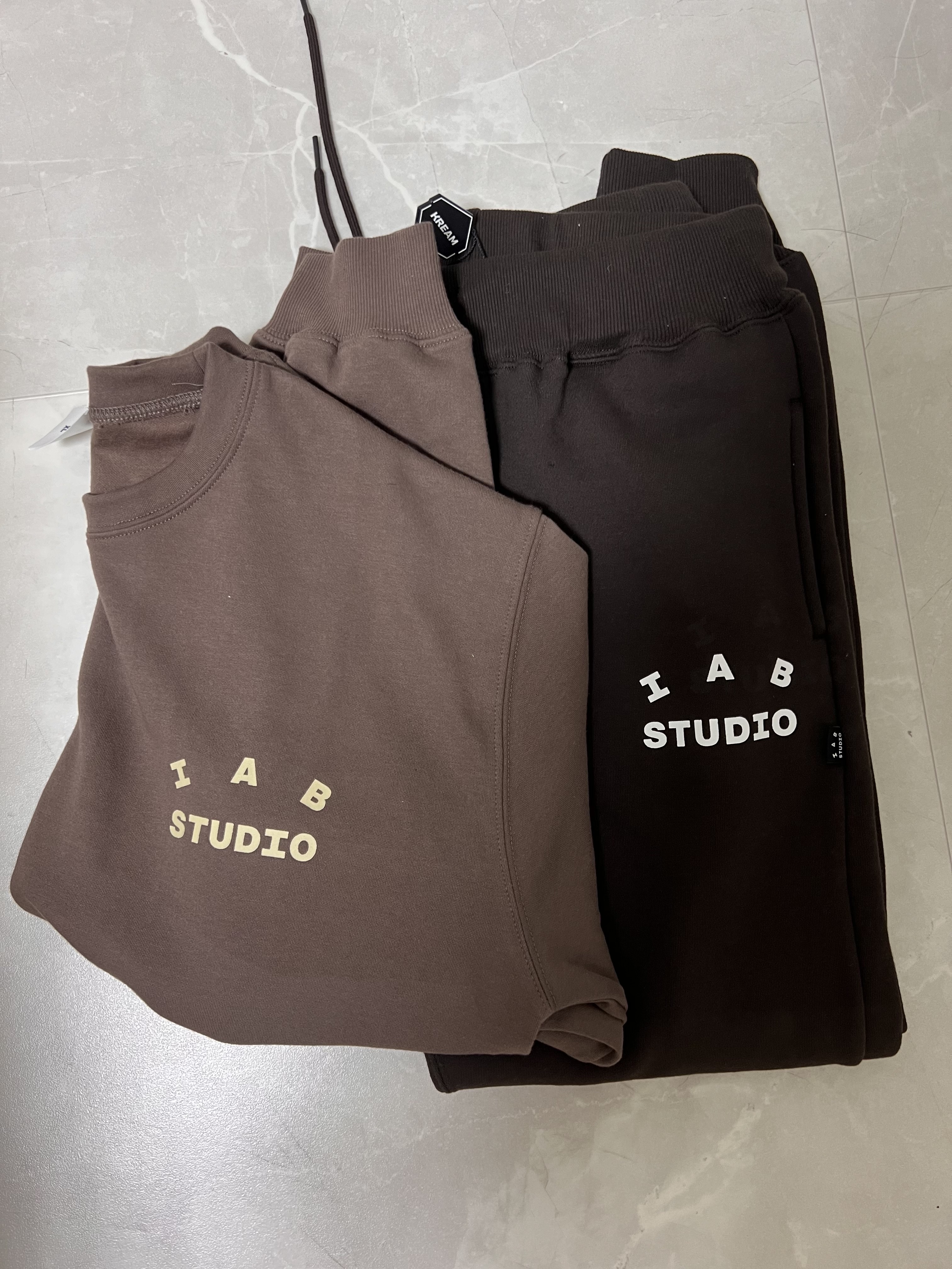 IAB Studio Long Sleeve Choco Cream, IAB Studio Sweatpants Brown 착용 스타일 - 1
