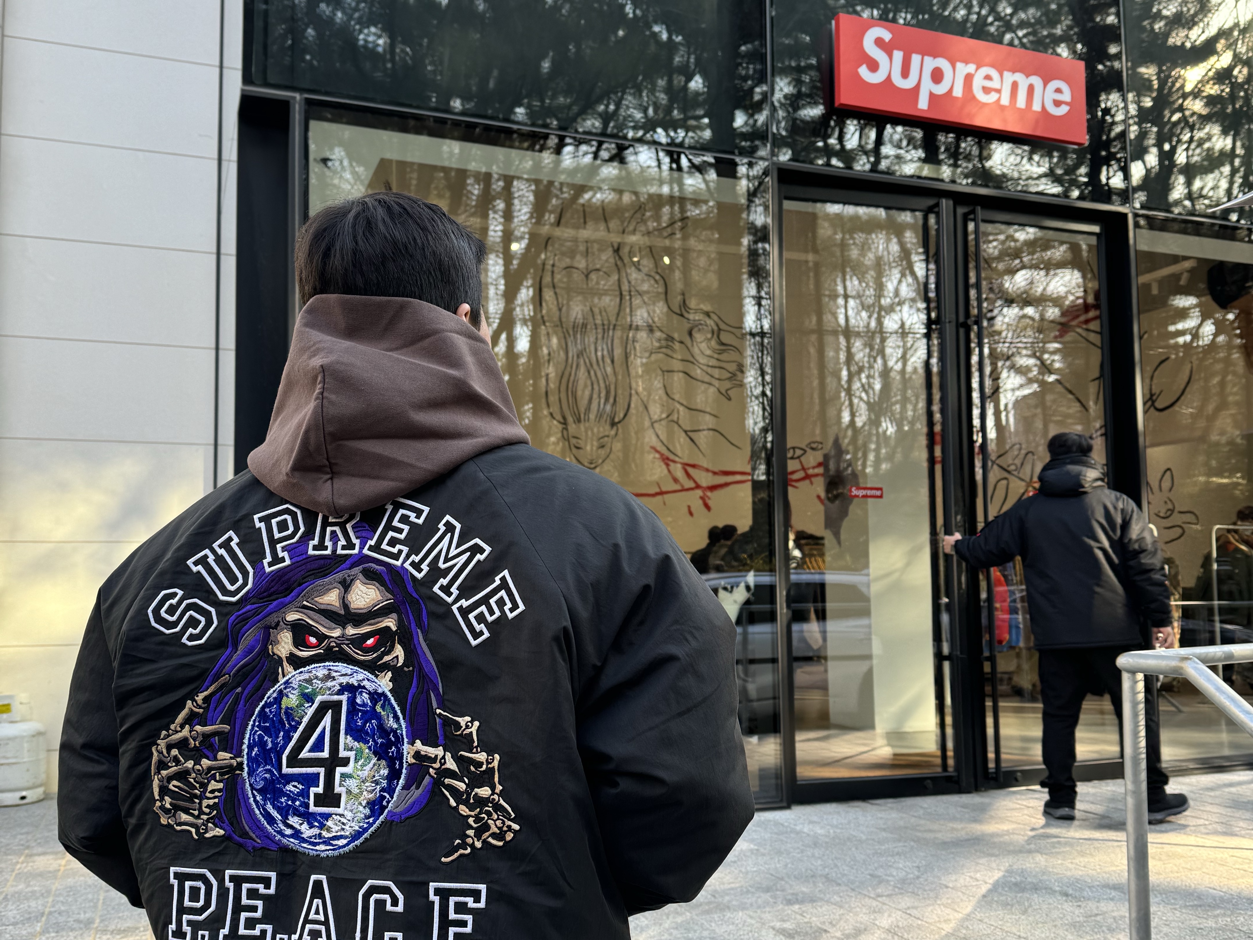 Supreme Peace Embroidered Work Jacket Black - 23FW, Adidas Yeezy Boost 700 V2 Geode 착용 스타일 - 1