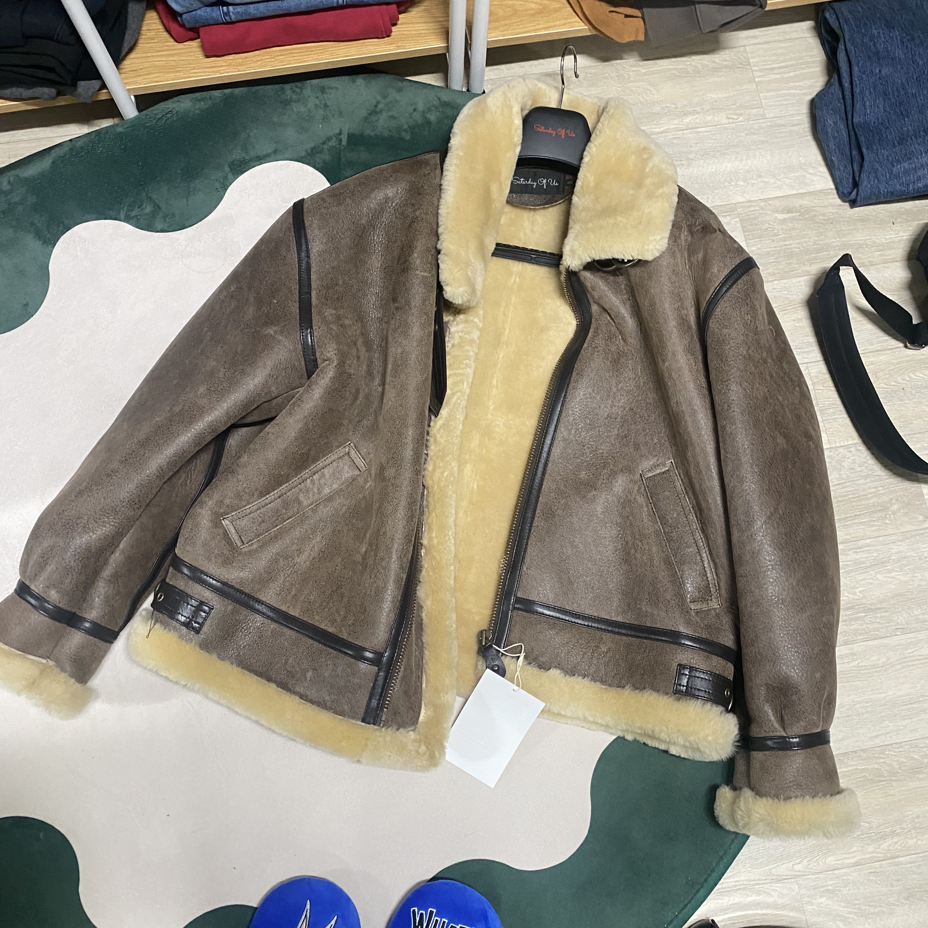 STU Lamskin Mustang Brown 착용 스타일