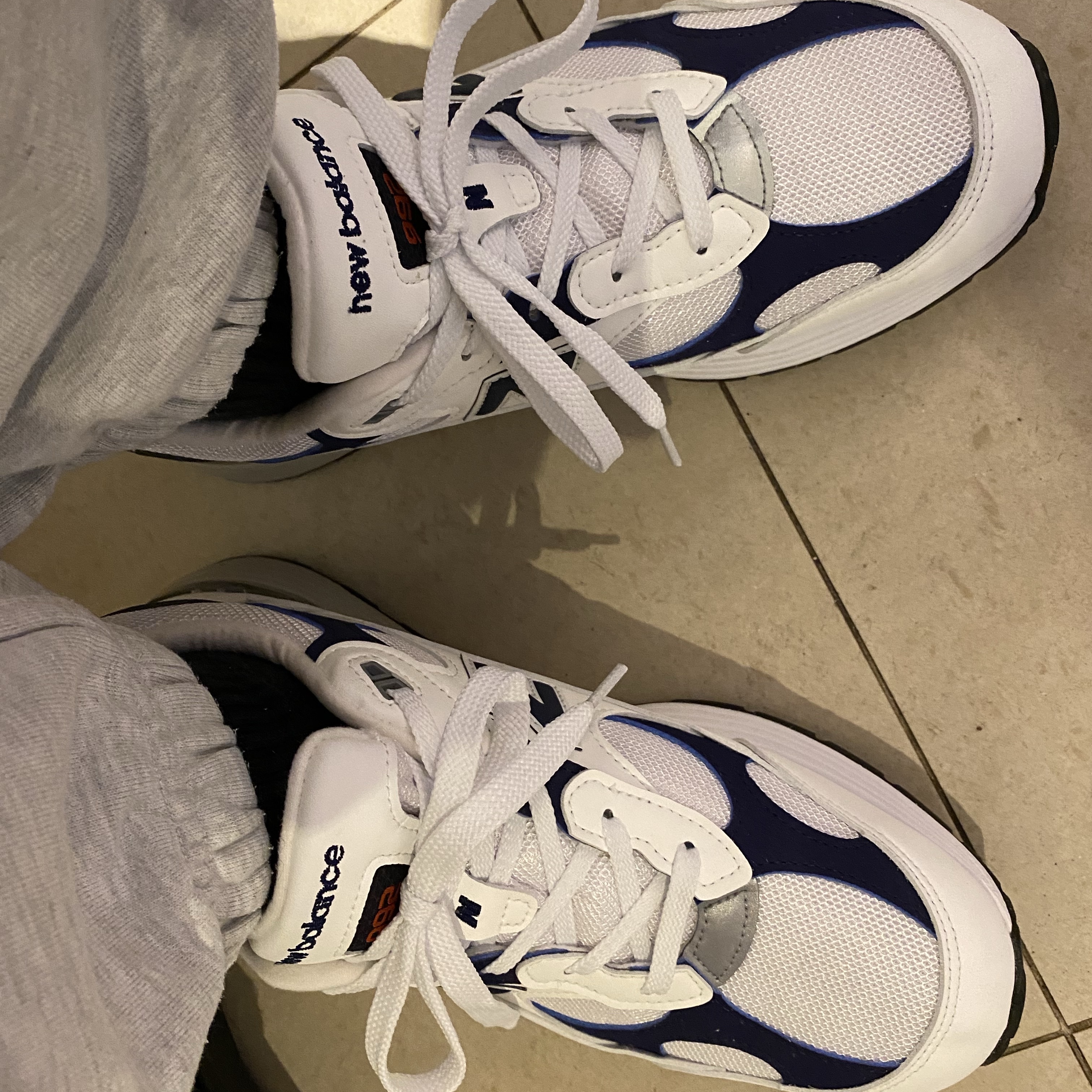 New Balance 992 Made in USA White Navy 착용 스타일
