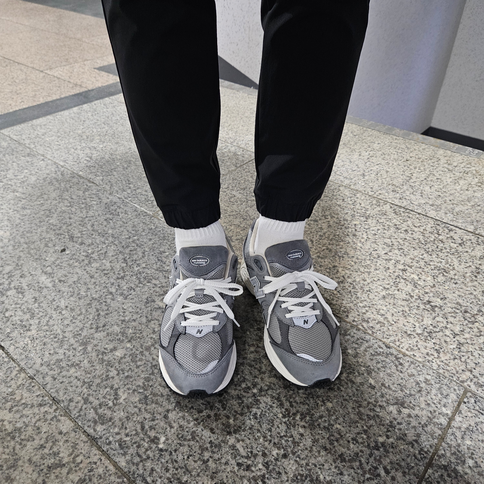New Balance 2002R Premium Vintage Grey 착용 스타일