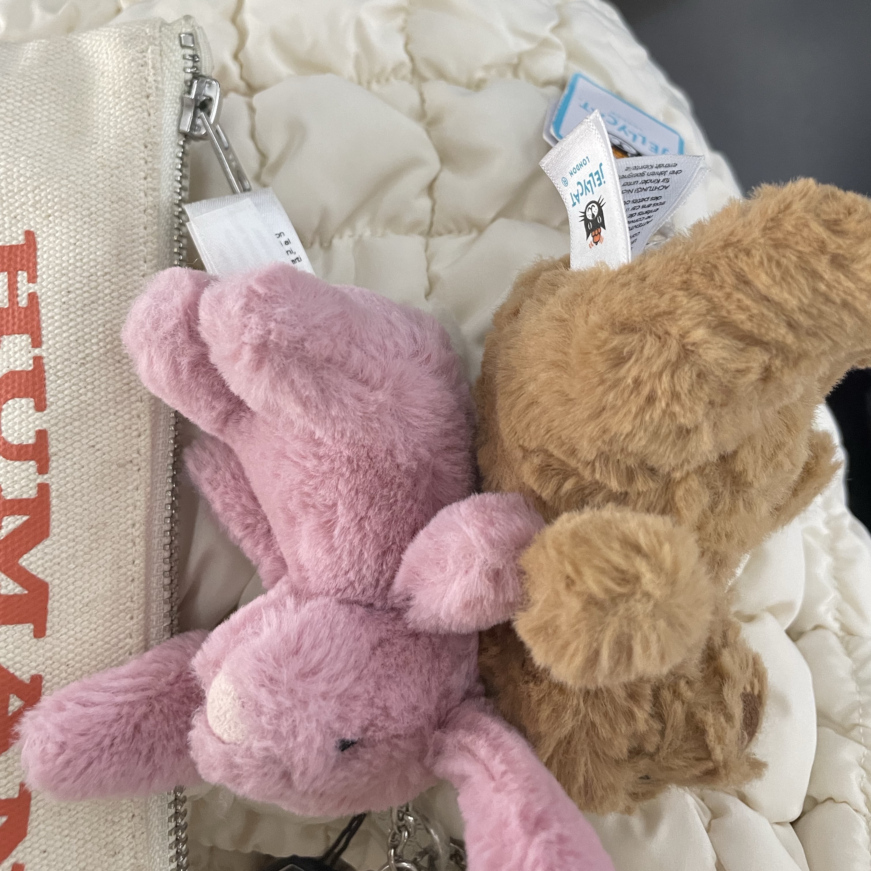 Jellycat Bashful Bunny Bag Charm Tulip, Human Made Card Case White 착용 스타일 - 4