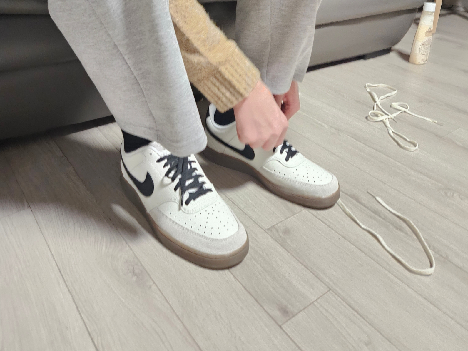 Nike Court Vision Low Sail Light Orewood Brown 착용 스타일 - 3