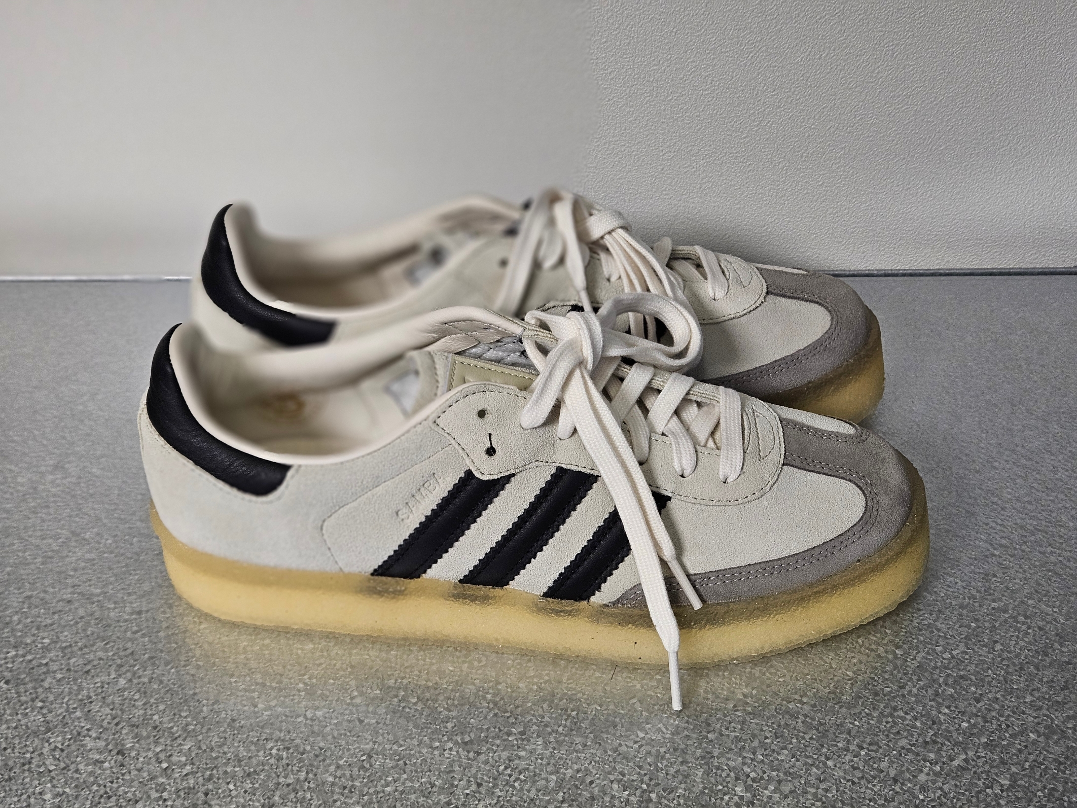 Adidas x Clarks x Ronnie Fieg 8th Street Samba Chalk White Core Black 착용 스타일 - 4