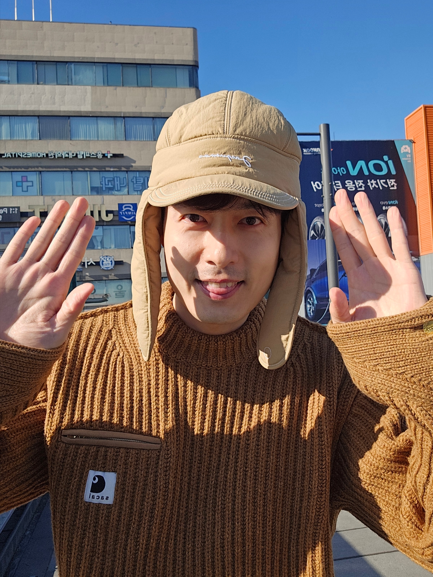 Jacquemus La Cagoule Bricciola Puffed Ear Flap Hat Beige, Sacai x Carhartt WIP Knit Pullover Detroit Beige 착용 스타일