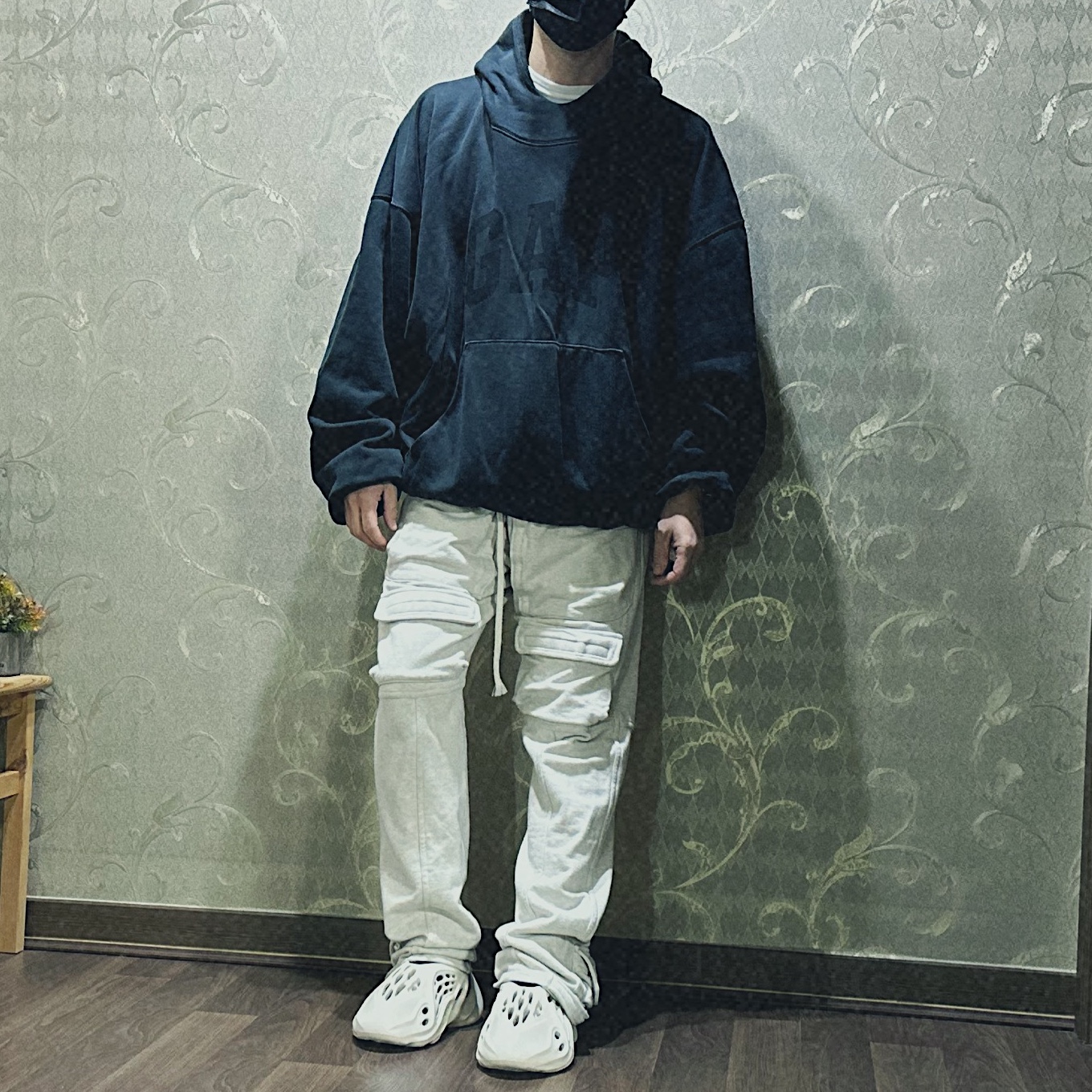 Yeezy Gap Engineered By Balenciaga Dove Hoodie Washed Black, Yeezy Gap Engineered By Balenciaga Dove Hoodie Black 착용 스타일 - 1