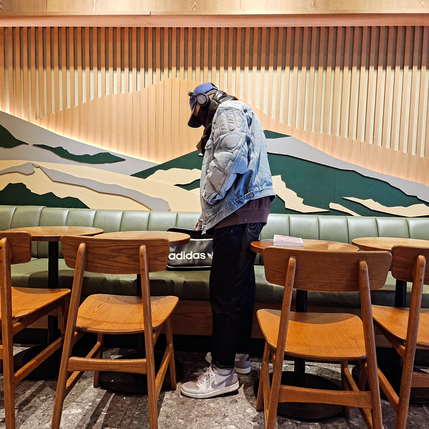 Supreme Pigment Canvas S Logo 6-Panel Navy - 23SS, Yeezy Gap Engineered By Balenciaga Padded Denim Jacket Blue 착용 스타일 - 2