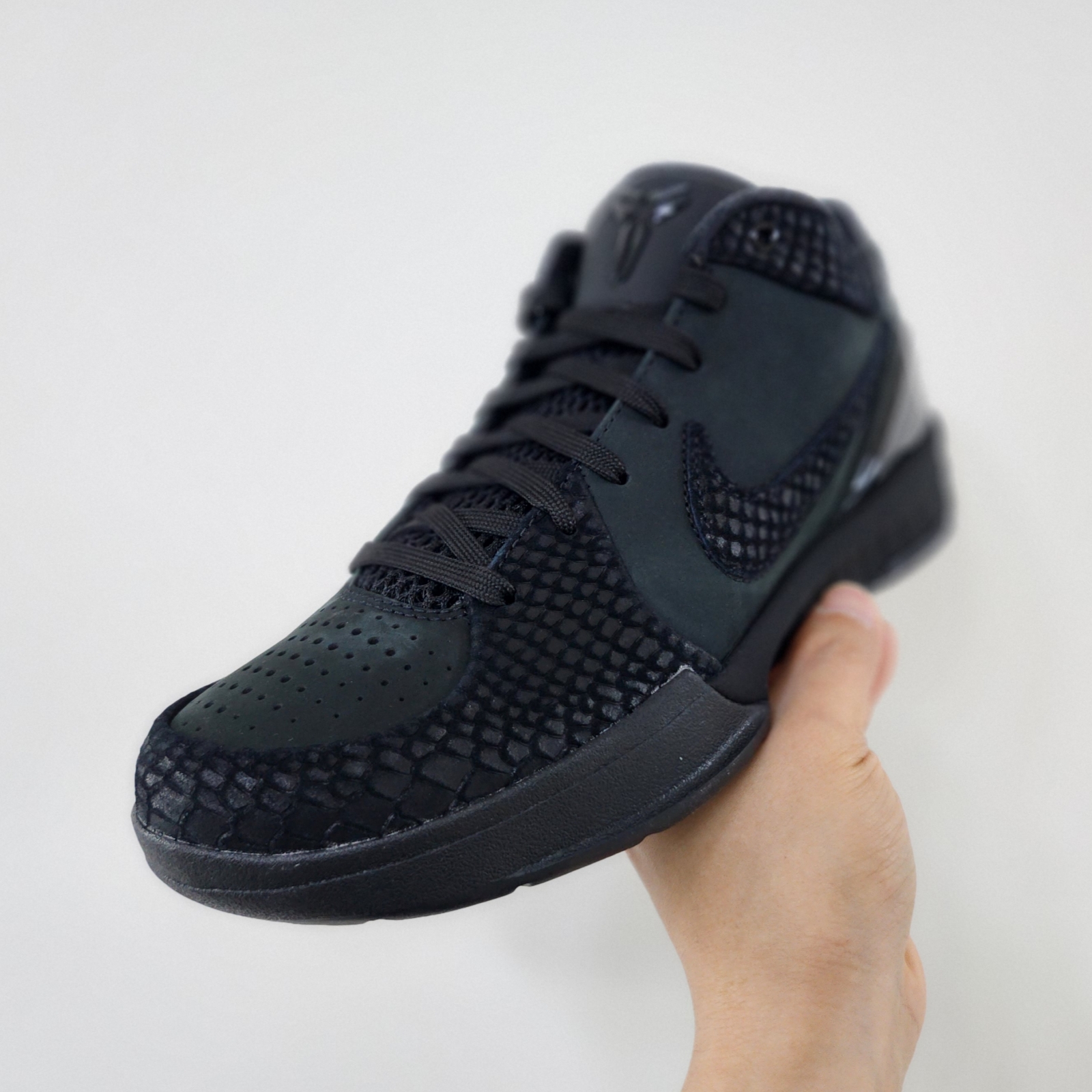 Nike Kobe 4 Protro Black University Gold 착용 스타일 - 1