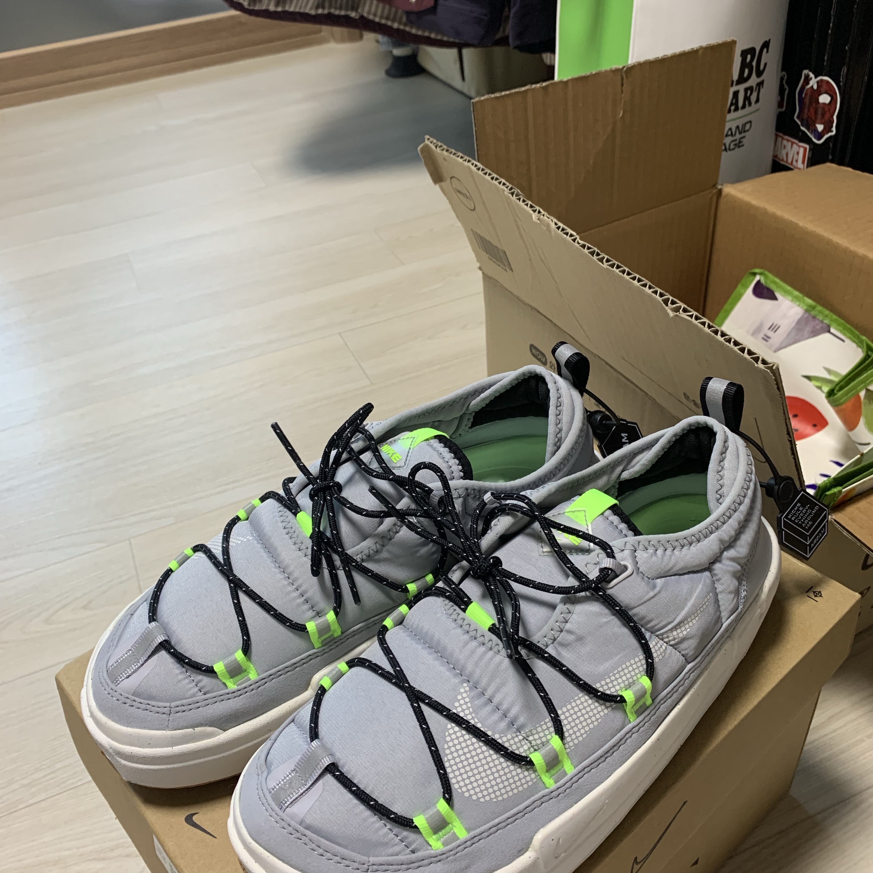 Nike Offline Pack Wolf Grey Summit White 착용 스타일