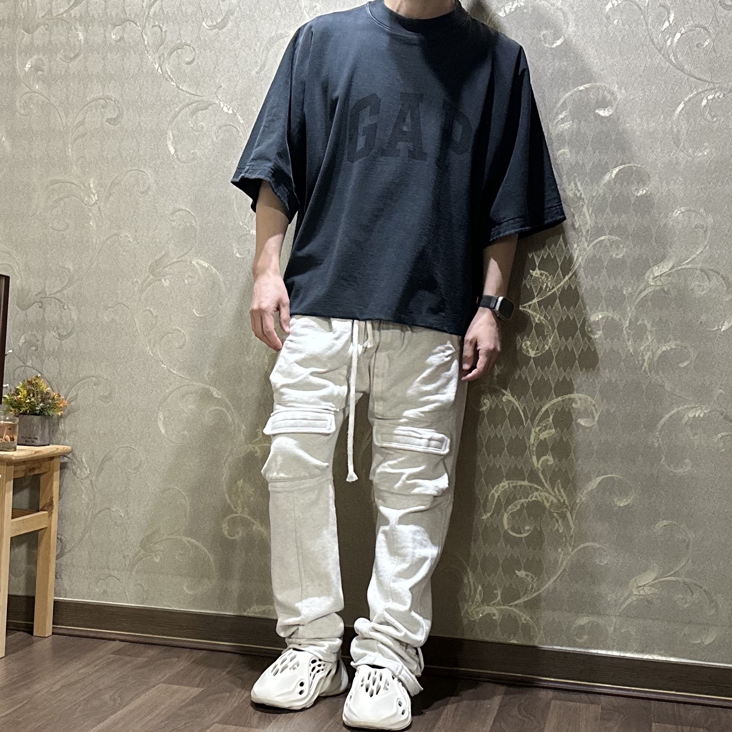 Yeezy Gap Engineered By Balenciaga Dove No Seam T-Shirt Black, Yeezy Gap Engineered By Balenciaga Dove No Seam T-Shirt White 착용 스타일 - 4