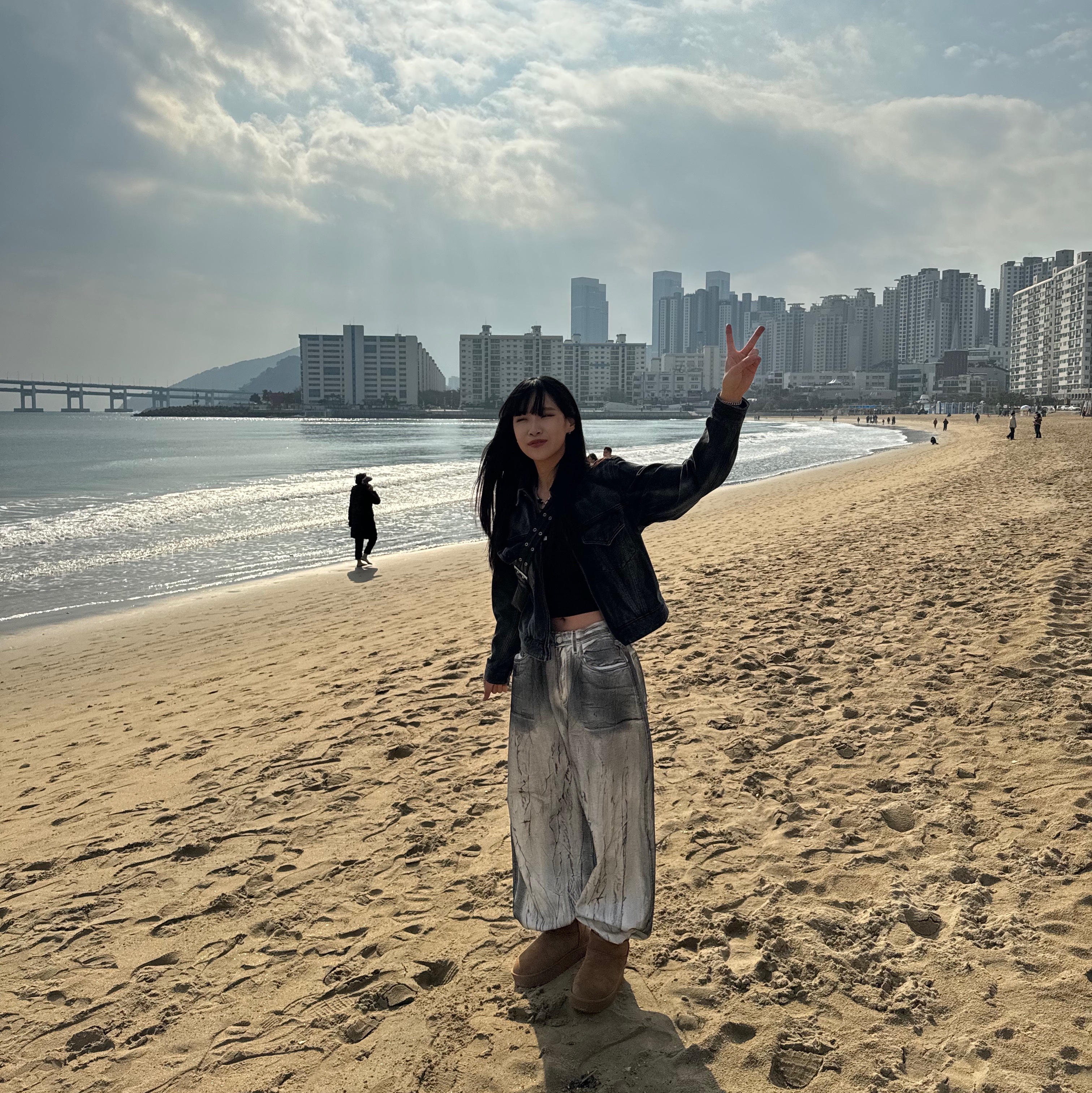 (W) UGG Classic Ultra Mini Platform Boots Chestnut 착용 스타일 - 1