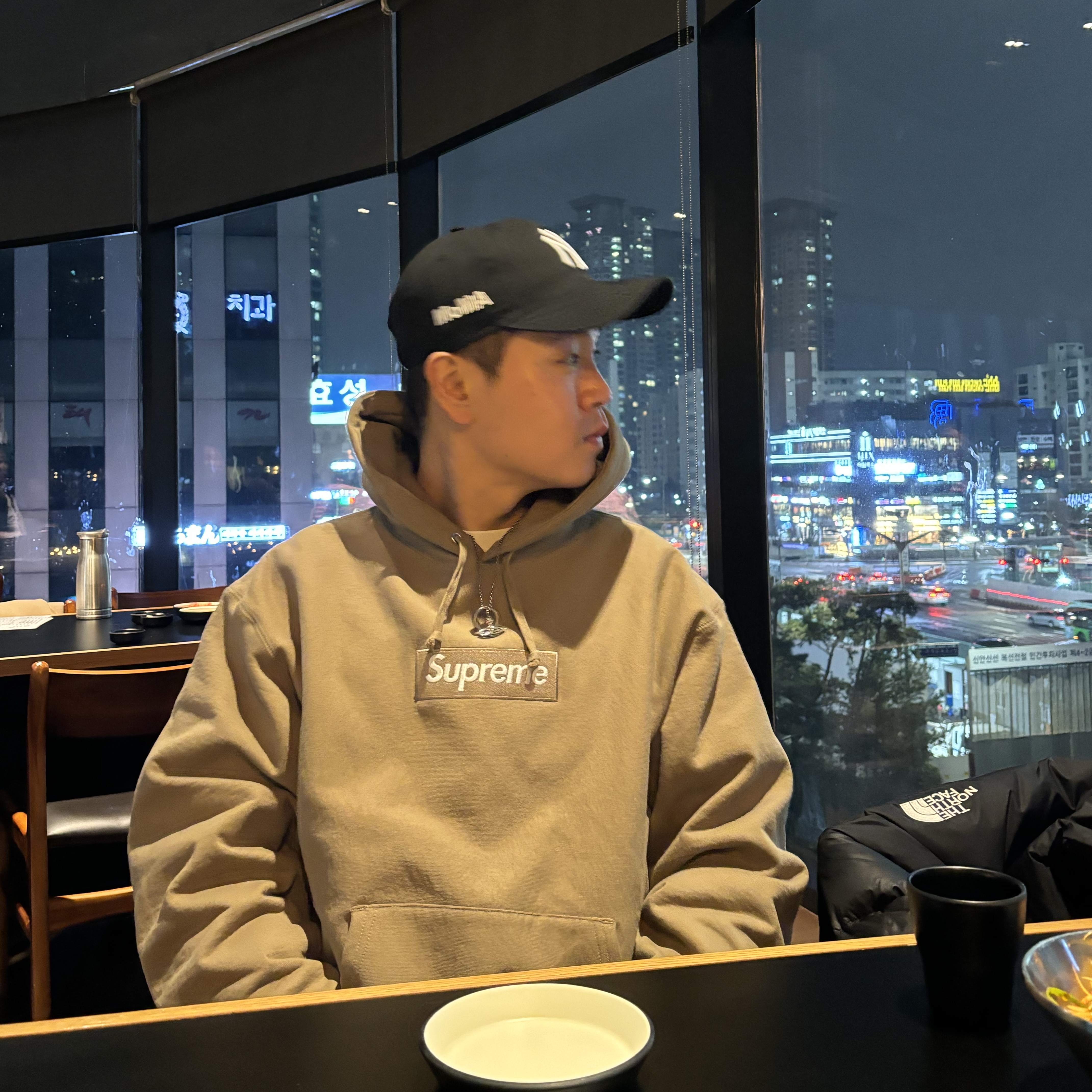 New Era x MoMA New York Yankees Cap Black, Supreme Box Logo Hooded Sweatshirt Dark Sand - 23FW 착용 스타일 - 3