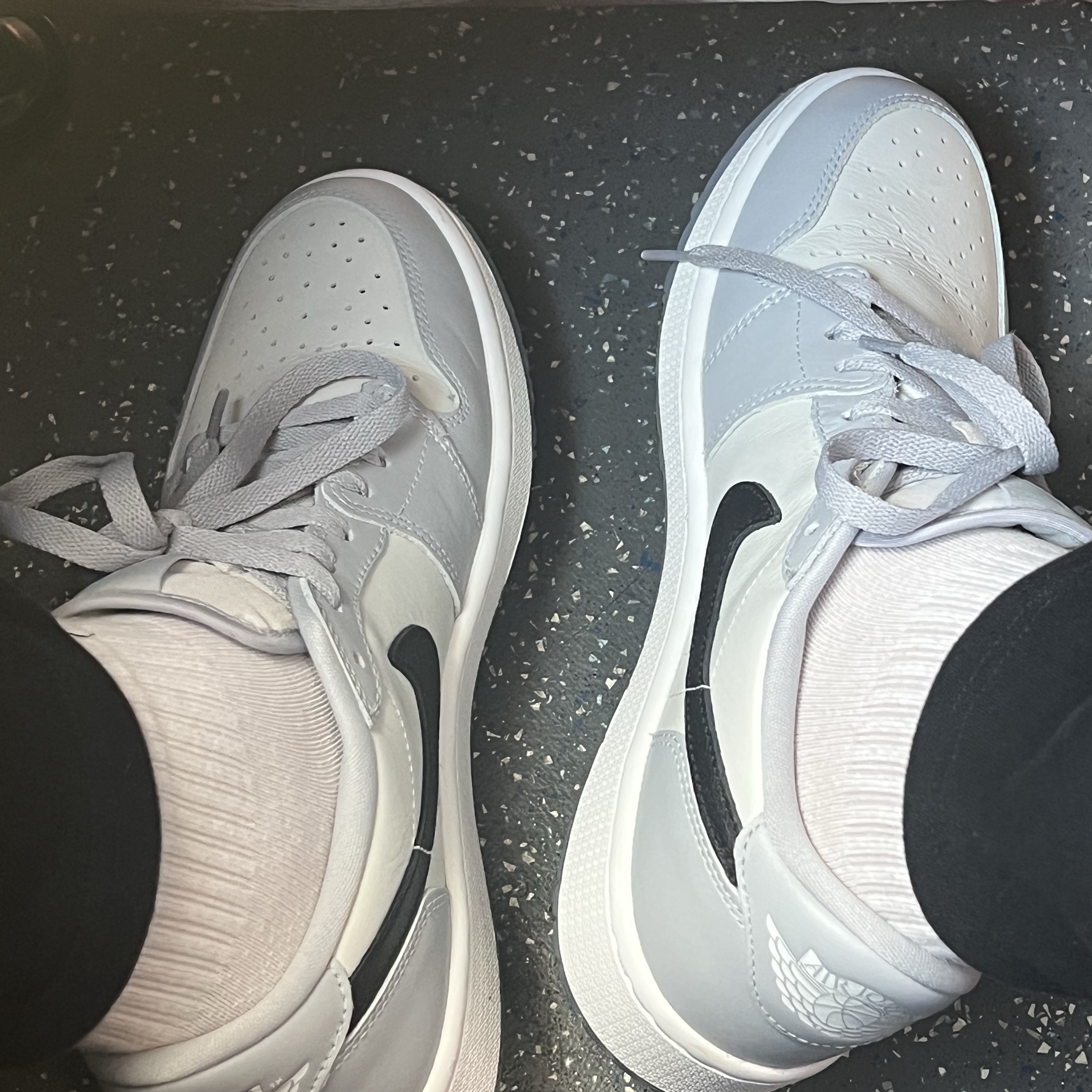 Jordan 1 Low Golf Wolf Grey 착용 스타일 - 2