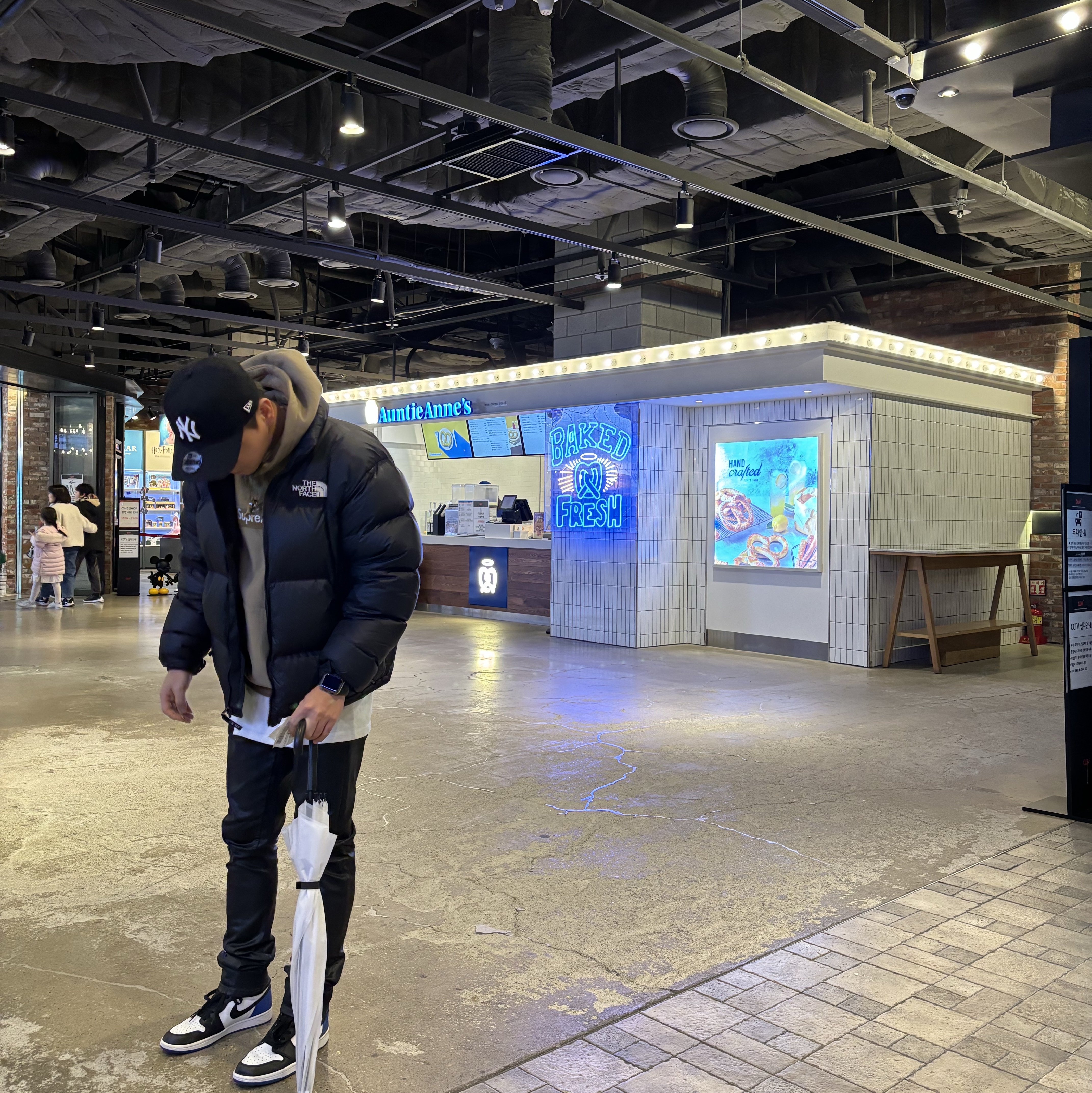New Era x MoMA New York Yankees Cap Black, Supreme Box Logo Hooded Sweatshirt Dark Sand - 23FW 착용 스타일 - 2