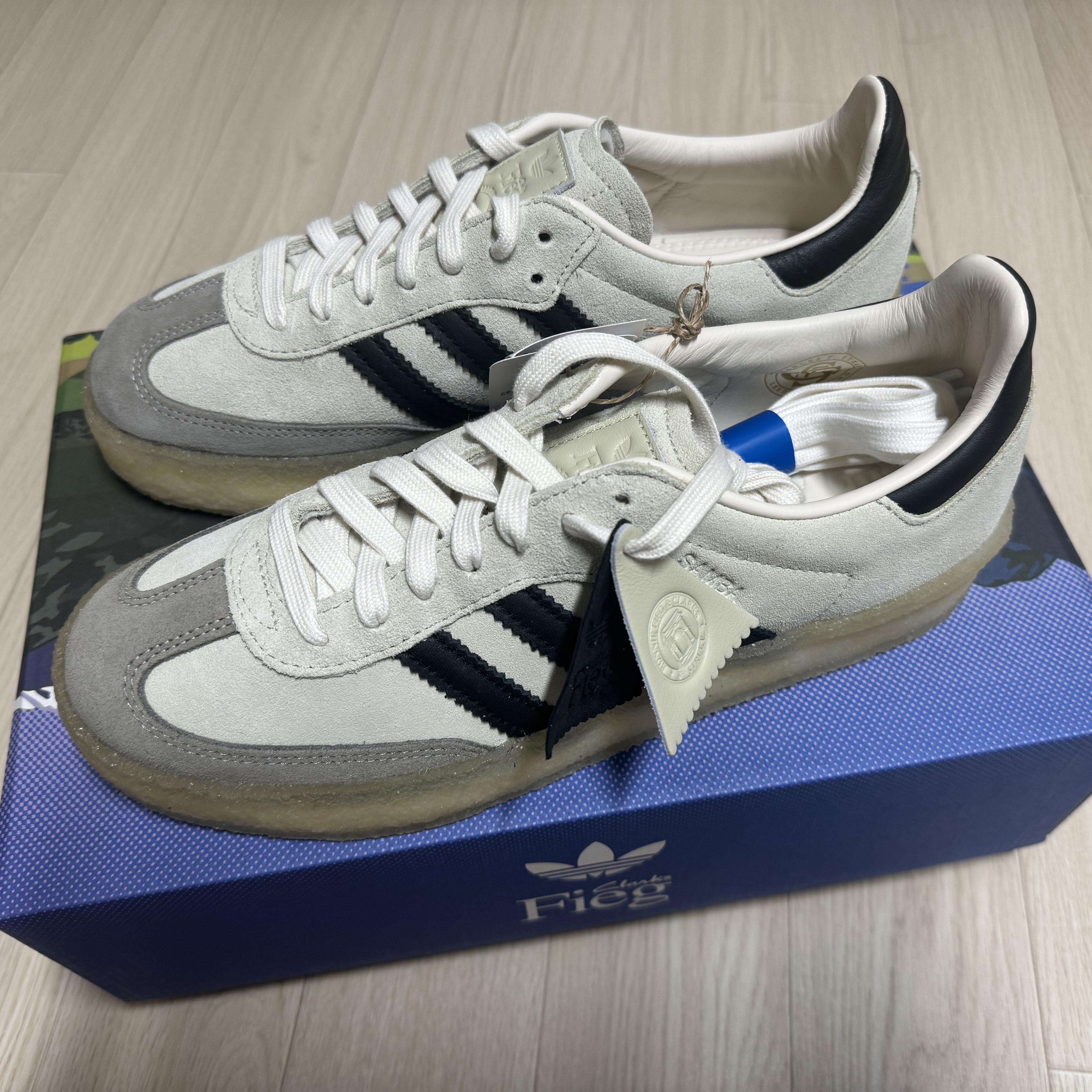 Adidas x Clarks x Ronnie Fieg 8th Street Samba Chalk White Core Black 착용 스타일