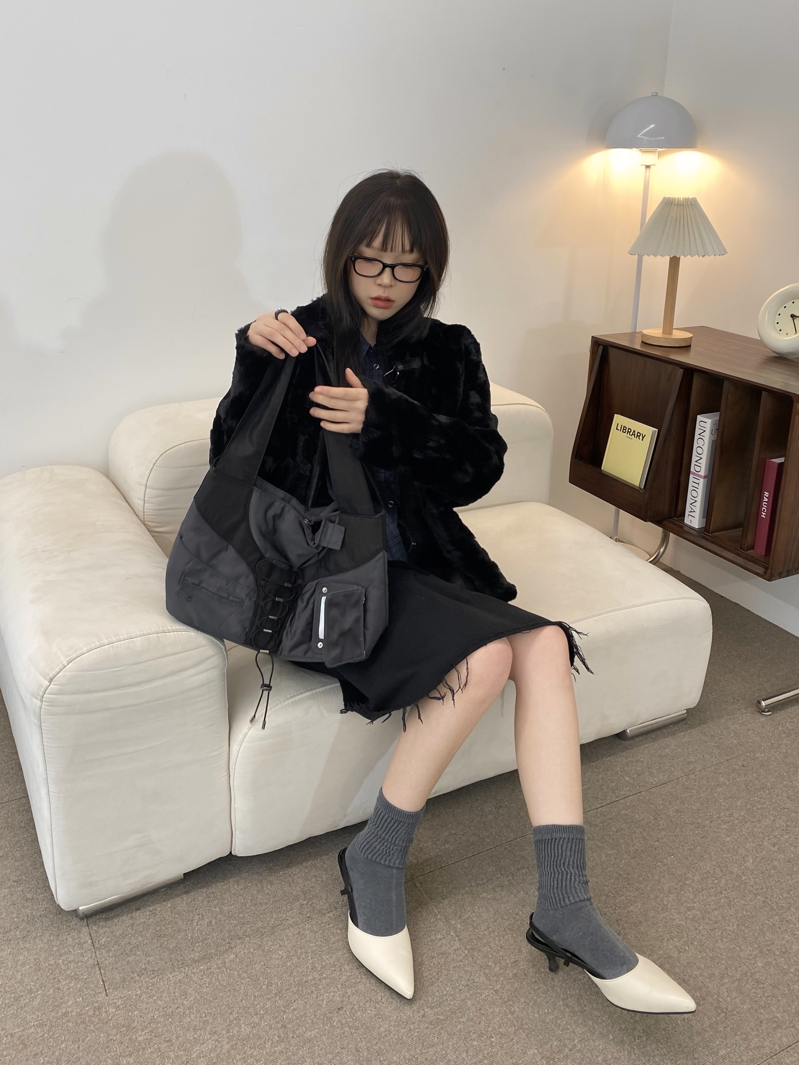 Millo Women Cut Off Pleated Skirt Black, Millo Women Ribbon Tie Shirt Navy 착용 스타일 - 1