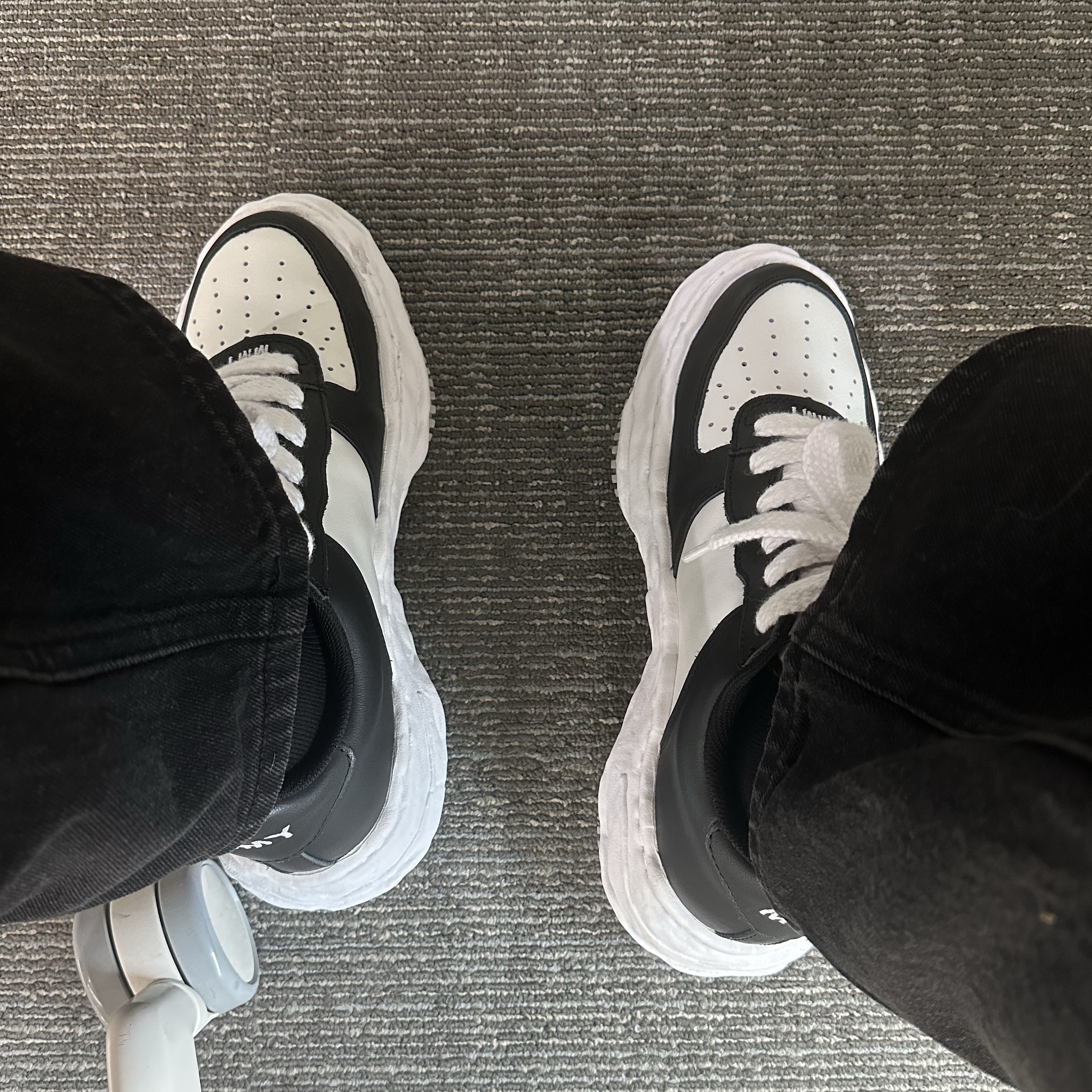 Maison Mihara Yasuhiro Wayne OG Sole Leather Low-top Sneakers Black White 착용 스타일 - 2