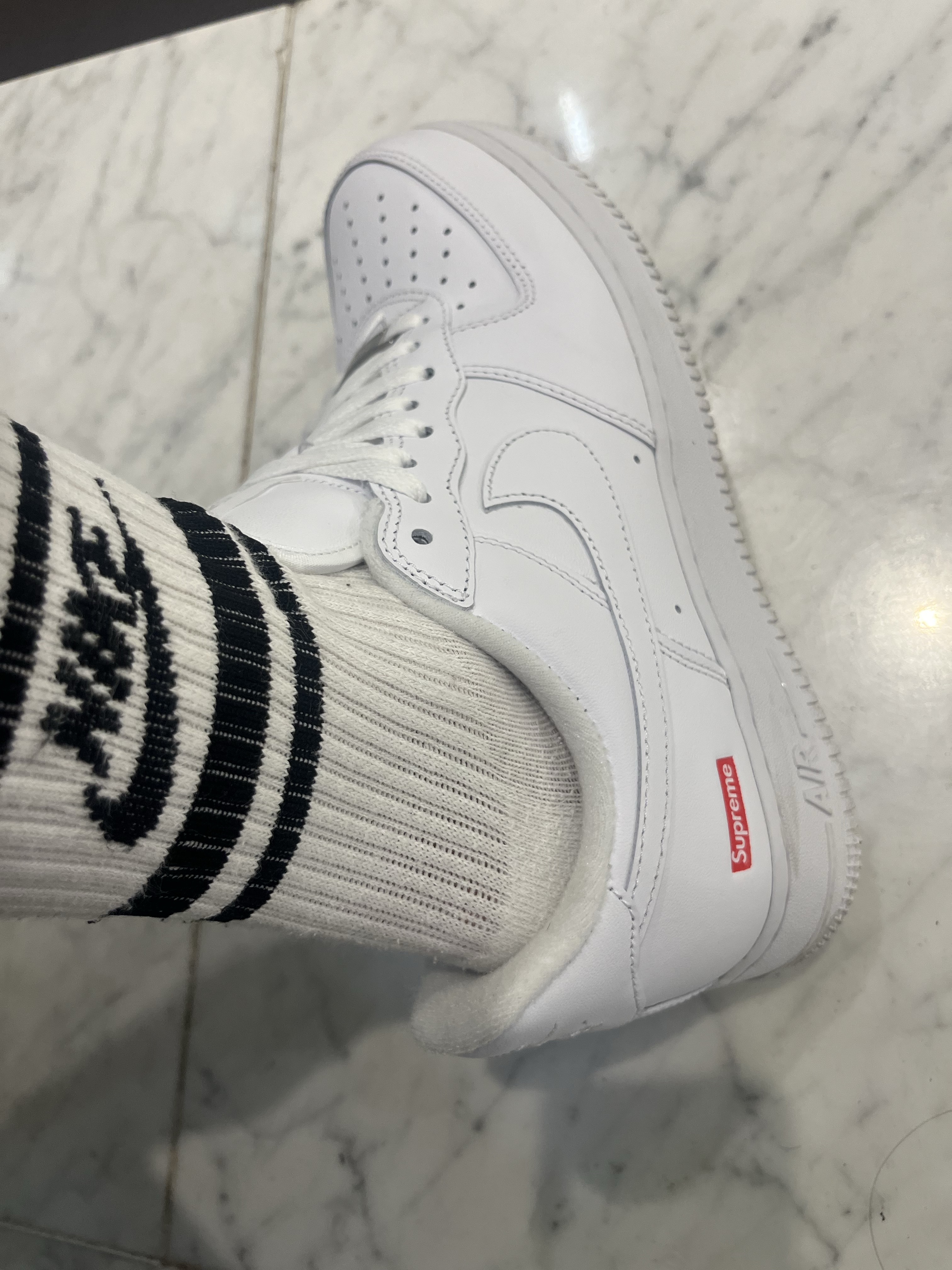 Nike x Supreme Air Force 1 Low White 착용 스타일 - 3