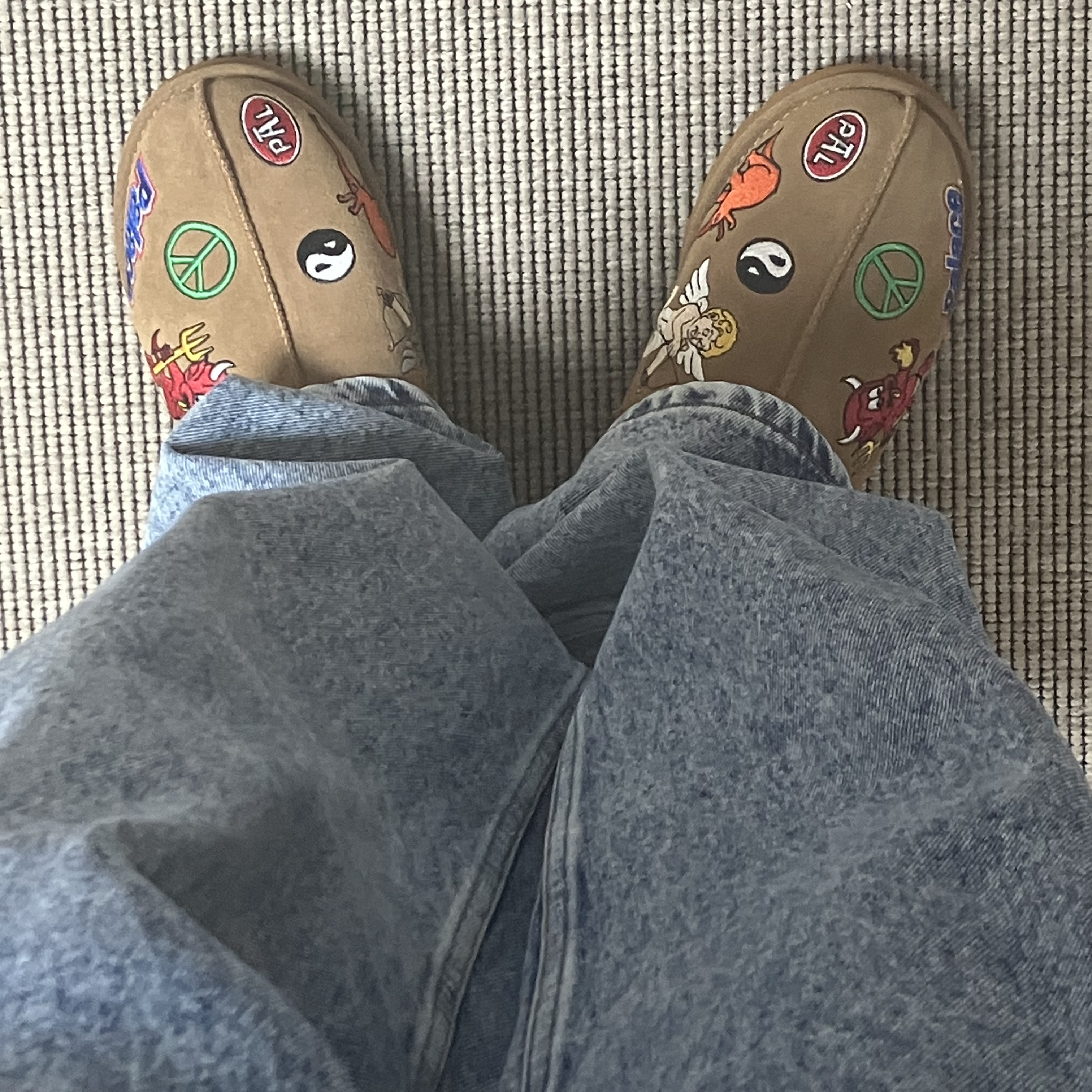 UGG x Palace Tasman Slipper Chestnut 착용 스타일