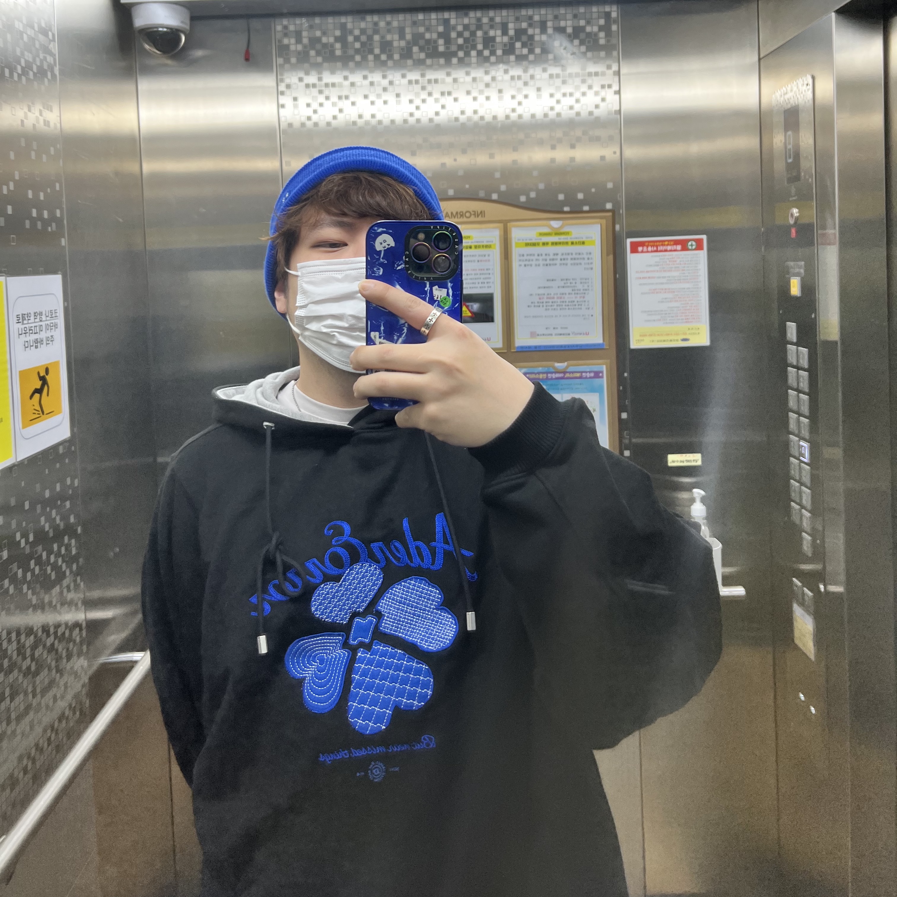 Casetify x Ader Error iPhone Tube Magsafe Case Blue, Ader Error Tever logo Hoodie Noir 착용 스타일