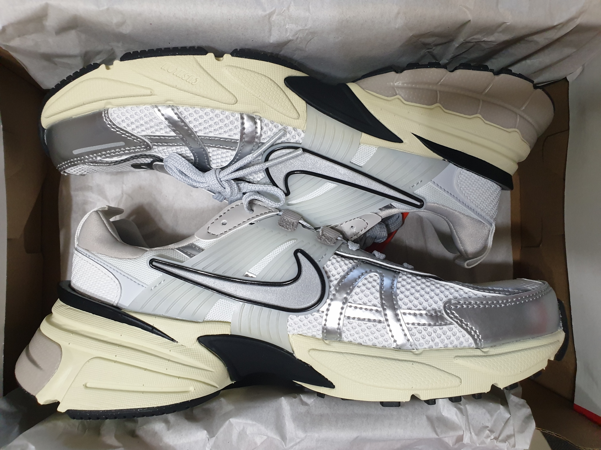 Nike V2K Run Summit White Metallic Silver 착용 스타일 - 3
