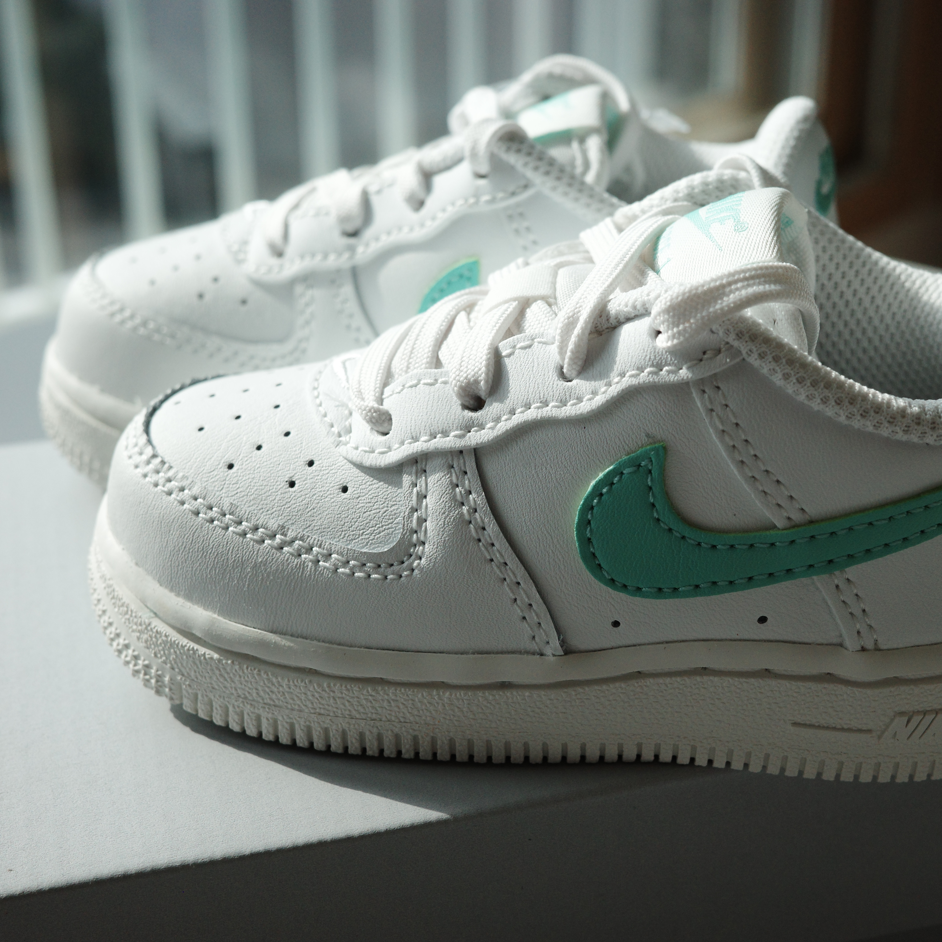 (TD) Nike Air Force 1 Low Summit White Emerald Rise 착용 스타일 - 2