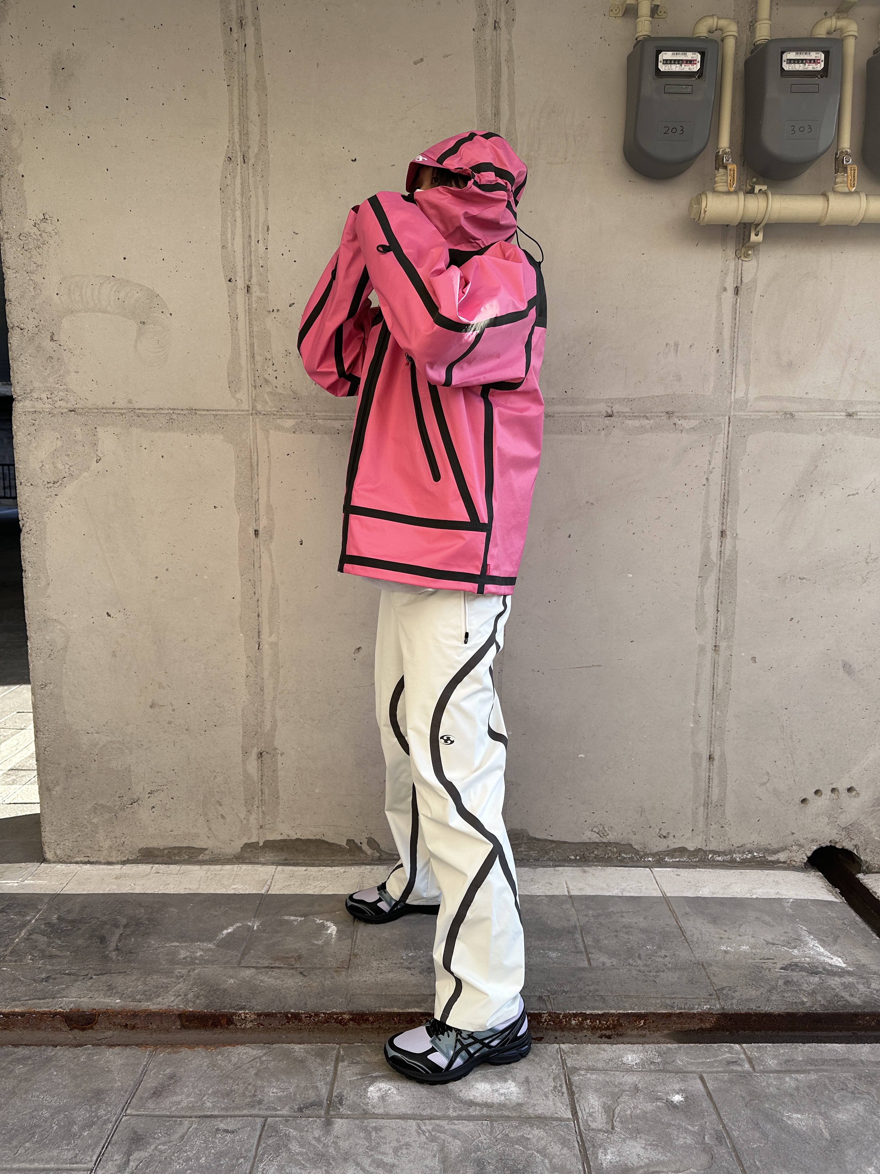 Asics Gel-Terrain Faded Ash Rock Black, Supreme x The North Face Summit Series Outer Tape Seam Jacket Pink - 21SS 착용 스타일 - 4